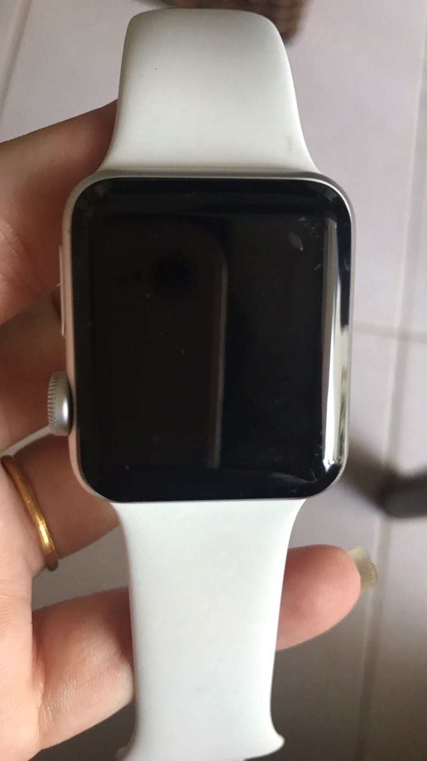 Miếng dán dán có bọt khí. Không khớp màn hình. Nhìn vào phân biệt rõ miếng dán và màn hình.