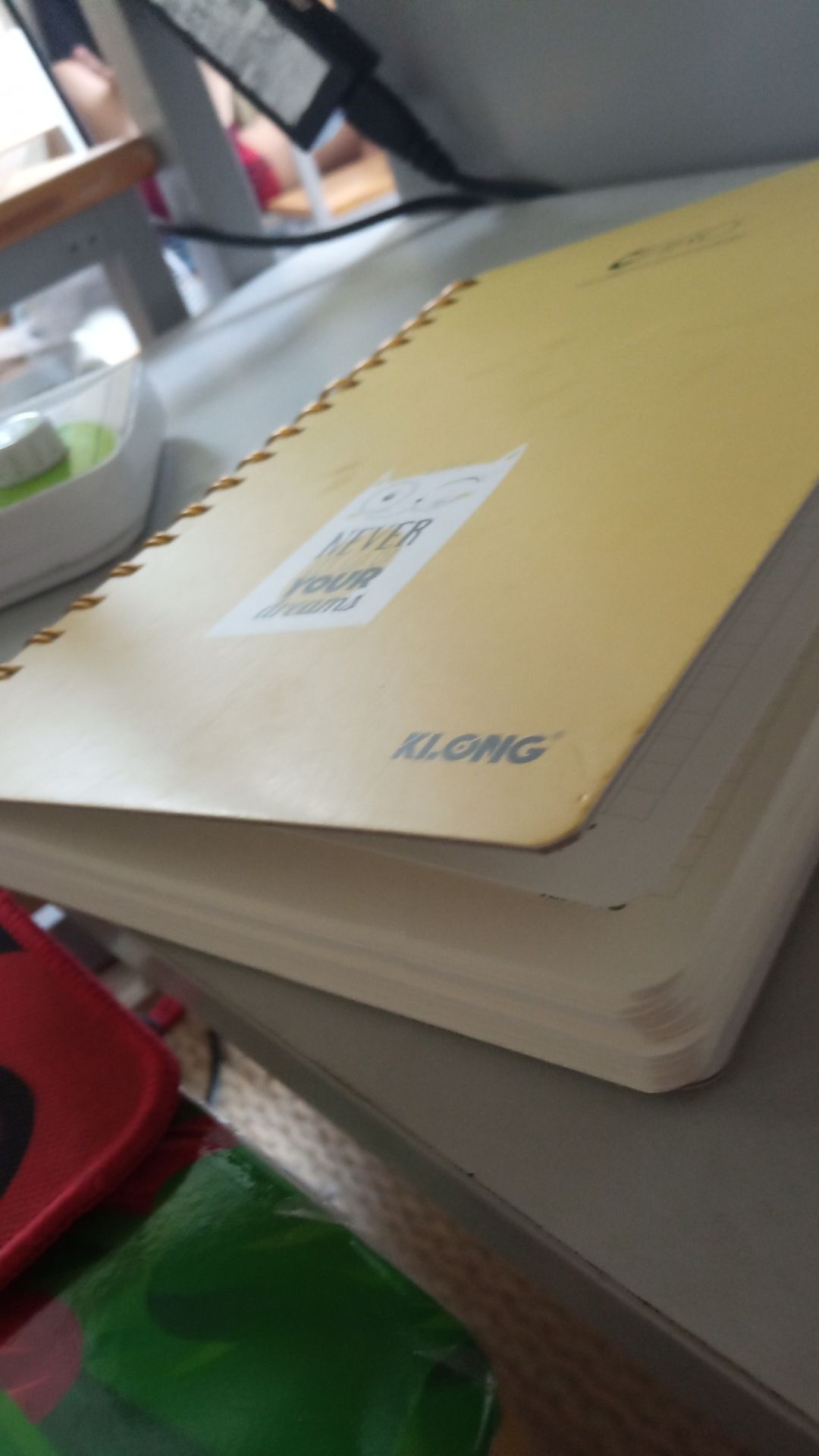 chất lượng giấy tốt giao hàng nhanh nhưng ở Bìa không ổn lắm .bị sổ lông hơi tróc nhẹ rồi shop ơi