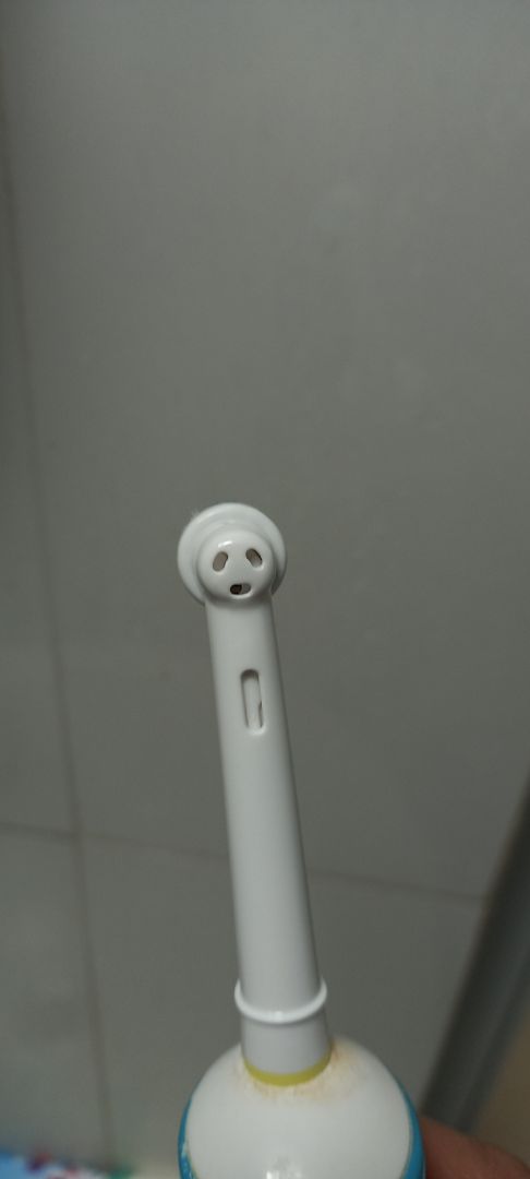 Hàng đóng gói cẩn thận, lại còn tặng 1 cái bút dễ thương nữa. Mình lắp vào máy BraunOralB vừa khít, trông khá xịn xò, thank you shop 😍