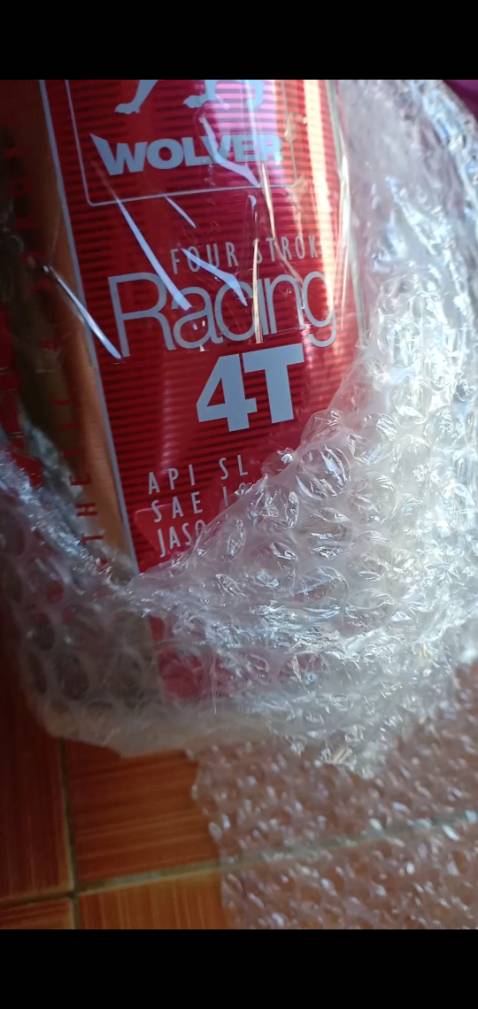 Nhà bán hàng *** khách hàng, giao không đúng sản phẩm khách mua, kiểu hình thức treo đầu dê bán thịt ***, vì mình đã mua và nhận một sản phẩm như thế rồi nhưng hôm nay mình quay đoạn clip này để cho mọi người mua hàng biết shop bán hàng này lại vớ vẩn, mình mua hộp dầu wolver API SN như trong phần mô tả và hình ảnh chi tiết của shop bán, nhưng shop có chủ đích *** khách hàng gửi sản phẩm wolver API SL là loại dầu có giá trị rẻ tiền hơn