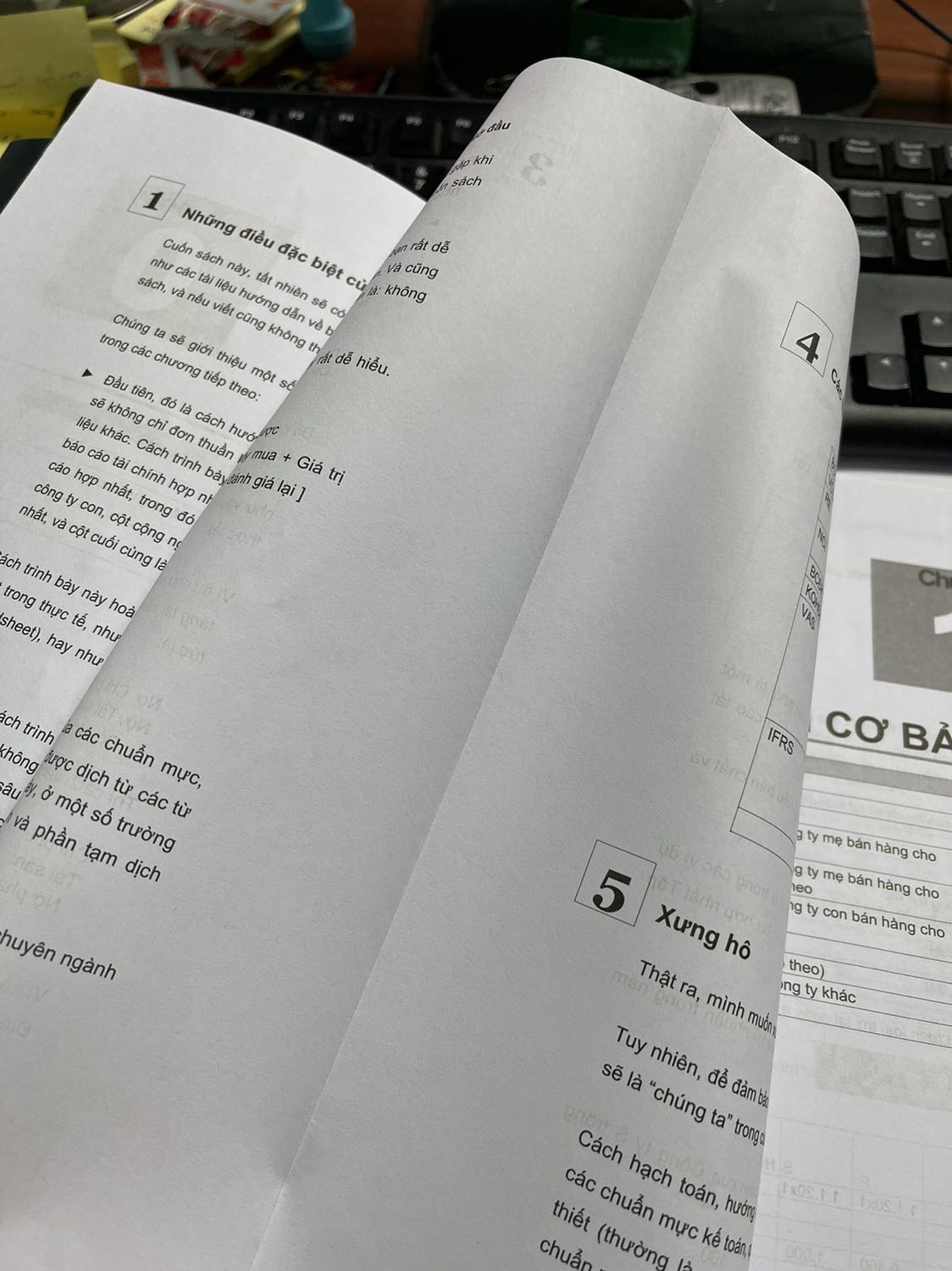Sách giao đúng hẹn, tuy nhiên bị nhiều lỗi:
- giấy khá mỏng
- nhiều trang có vệt nước khô (mới giao vừa mở ra đã thấy)
- trang giấy cắt ko đều, lởm chởm
- nhiều trang còn dính, chưa cắt hết
Nói chung là không hài lòng, sách khá đắt ko giảm giá chút nào so với giá bìa. Bạn nào mua nên cân nhắc