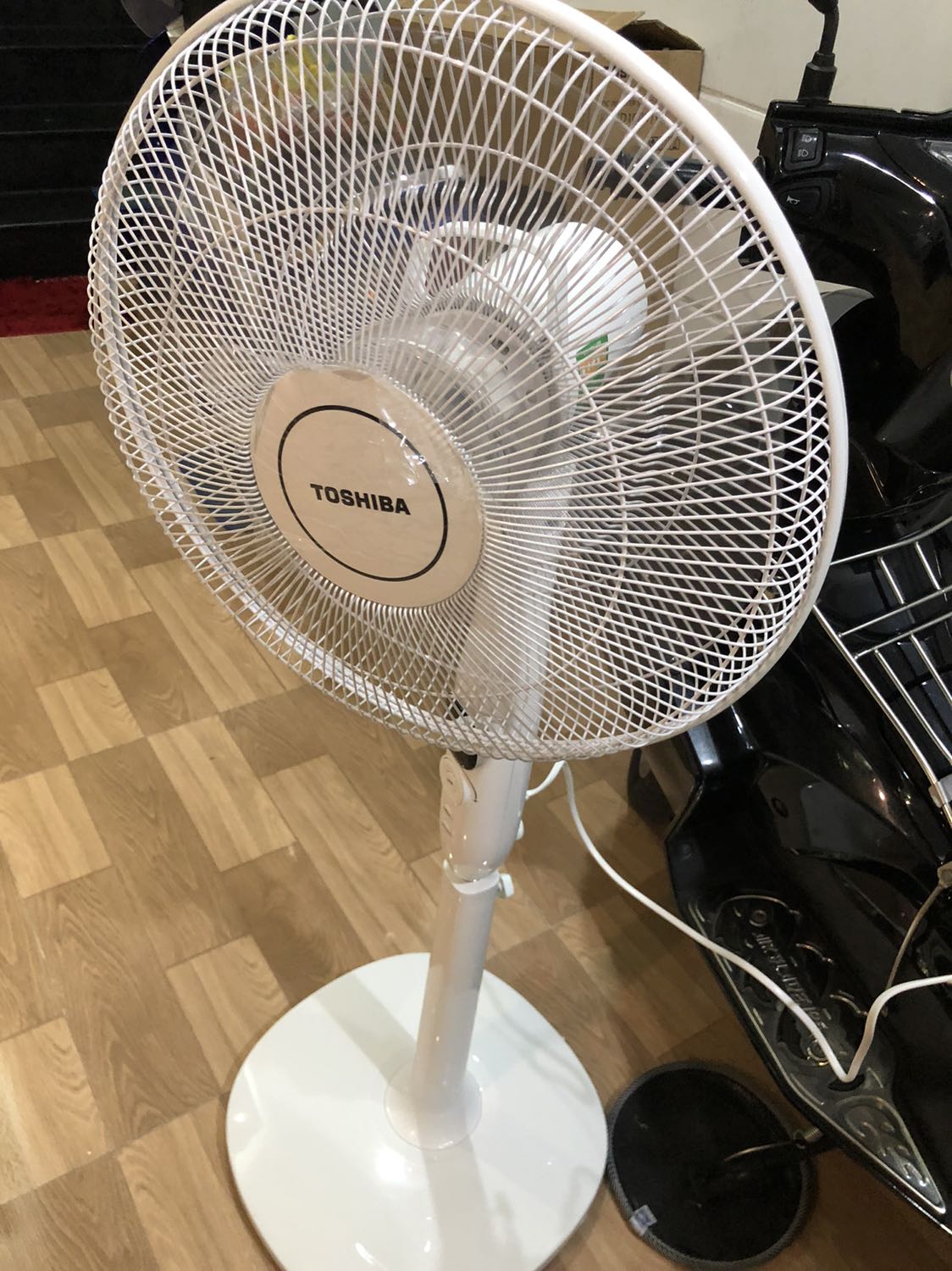 Sản phẩm hàng hiệu uy tín nên không cần khen chê ! Cái hài lòng mong đợi là quạt rất êm và gió nhẹ nhàng ở các tốc độ nhỏ. Màu trắng thiết kế thanh lịch. Remote thiết kế mới lạ dễ thương.
Chất lượng giao hàng rất chuẩn 
Xin cám ơn