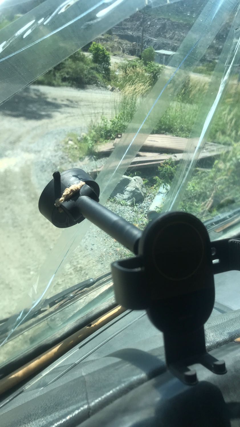 Giá đỡ điện thoại yếu dễ gãy chân