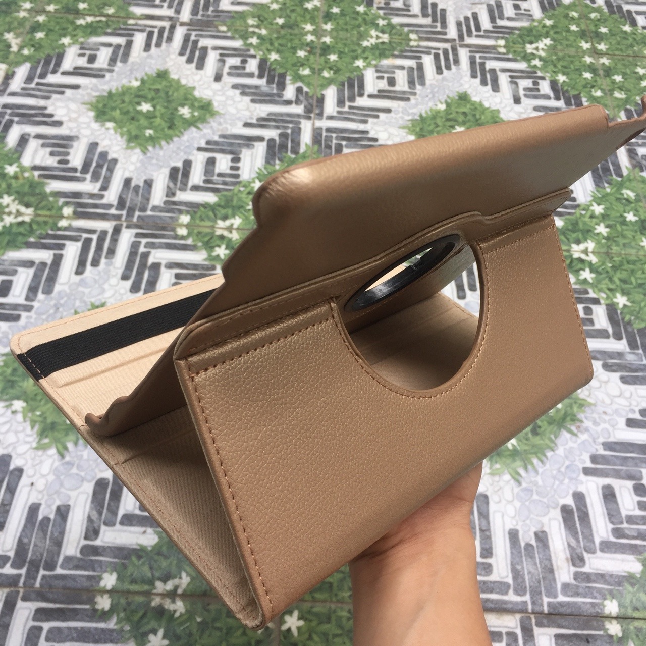 Sản phẩm đúng như quảng cáo. Đường màu sắc sảo, chất da đẹp, mặt lưng chắc chắn. Các chức năng đầy đủ, xoay 360 độ tiện lợi. Sản phẩm đúng như quảng cáo. Đường màu sắc sảo, chất da đẹp, mặt lưng chắc chắn. Các chức năng đầy đủ, xoay 360 độ tiện lợi.