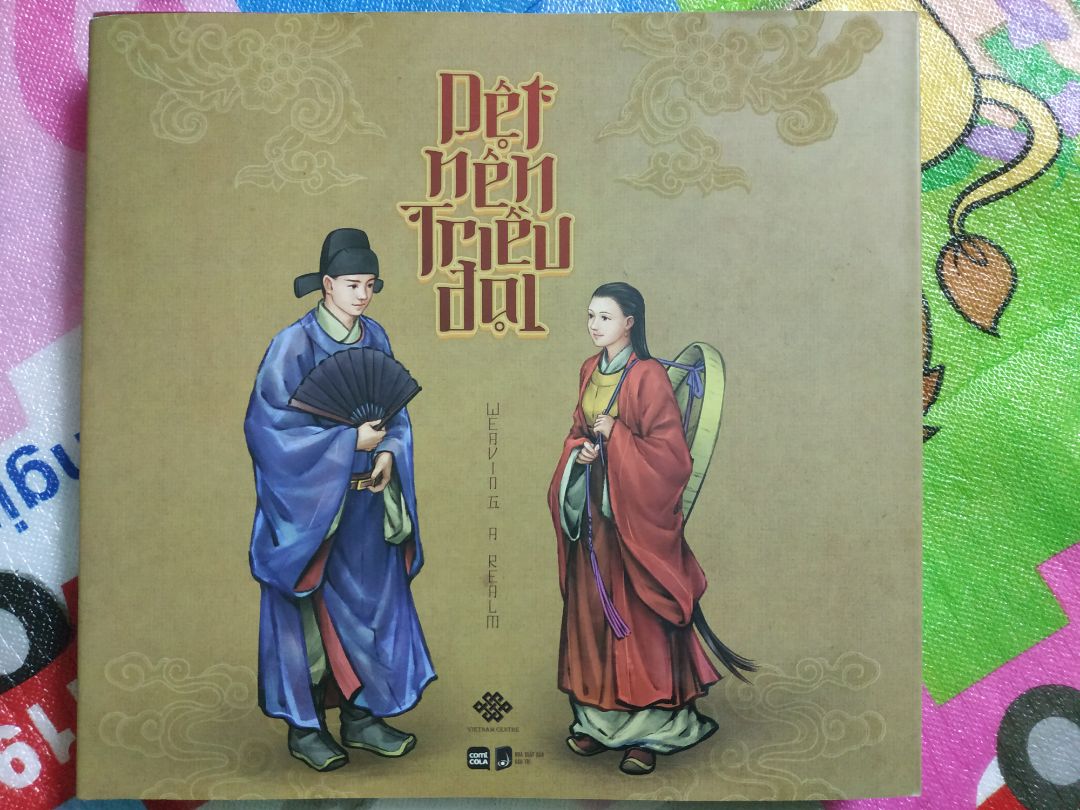 Nếu muốn tìm hiểu về trang phục ngày xưa cha ông ta mặc thì đây là một cuốn sách rất đáng để mua. Sách song ngữ, hình ảnh minh hoạ đẹp, nội dung được tìm hiểu trong nhiều năm bởi những người con ở khắp nơi trên thế giới nhưng một lòng tìm tòi và truyền bá cho không chỉ người trong nước và nước ngoài biết tới. Đến lúc khoá miệng những người nói Việt Nam không có trang phục riêng hay văn hóa nước ta ít ỏi rồi.