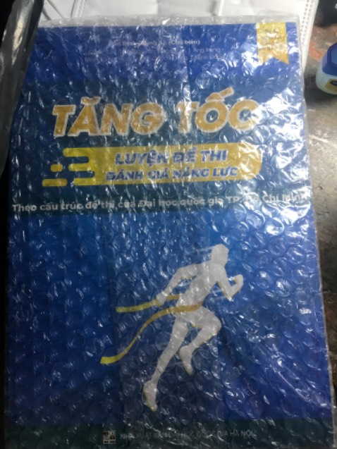 Ủa tôi mua sách theo đề ĐHQGHN mà giờ giao theo đề ĐHQG TP HCM
Làm ăn vô trách nhiệm