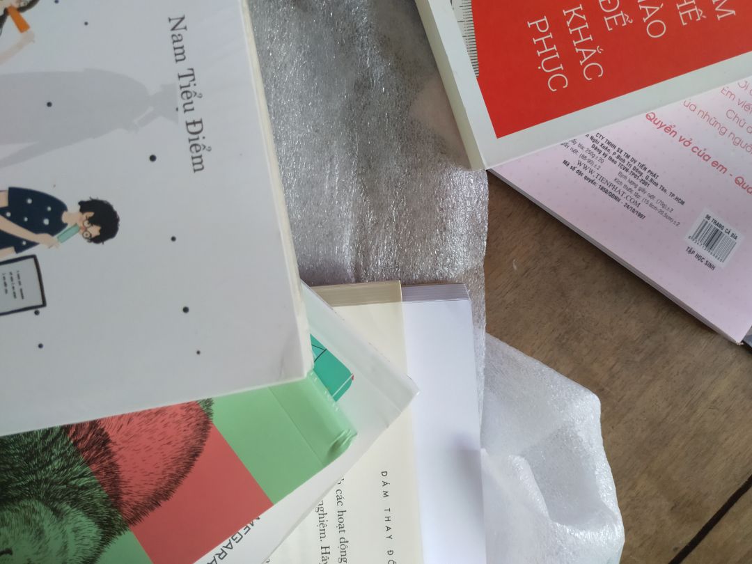 mua sale lúc 27k khá oke. sách dày
do vận chuyển từ Hà Nội vào nam nên xa và bị gãy 1 góc. mặc dù shop gói kỹ hơn tiki. cũng hơi buồn nhưng biết làm sao được. nếu từ TPHCM chắc không bị như vậy