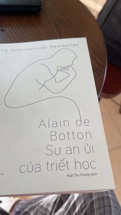Sách này dù tác giả đã viết từ lâu nhưng nó vẫn phù hợp ở thời điểm hiện tại . Mình vừa trải qua một giai đoạn không tốt về tâm lý và quyển sách này giúp cho tâm trạng mình khá nhiều , cảm ơn tác giả Alain de Botton .