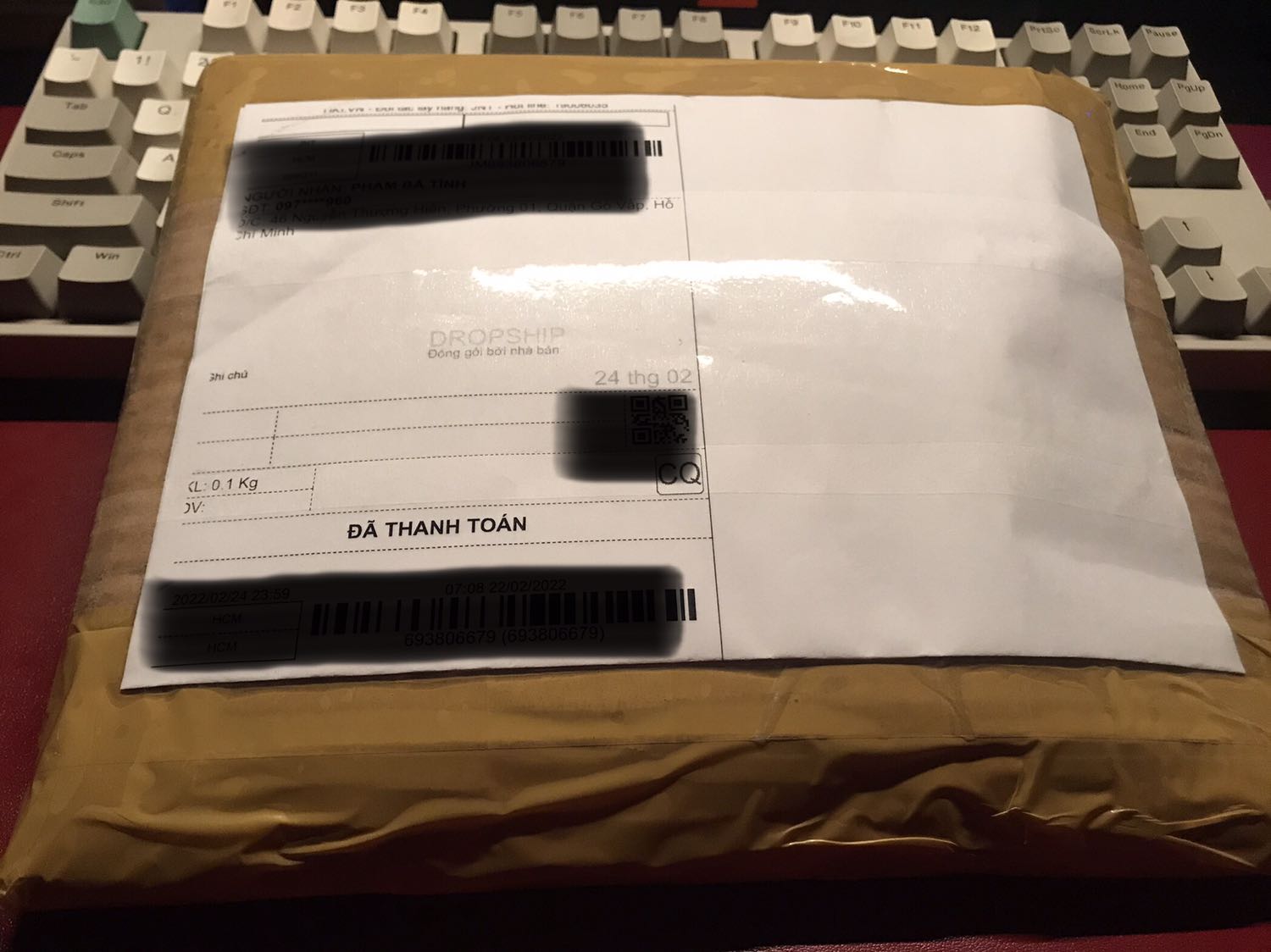 Chất lượng khá đẹp tuy nhiên vẫn bị 1 vài vết xước không đáng có. Đáy được mài nhẵn khá đẹp nhưng nếu để trên mặt bàn trơn sẽ dễ bị di chuyển dẫn tới đổ vỡ (nên làm roang cao su hoặc thay đổi bề mặt tiếp xúc). Giá tốt, giao hàng nhanh, đóng gói cẩn thận.