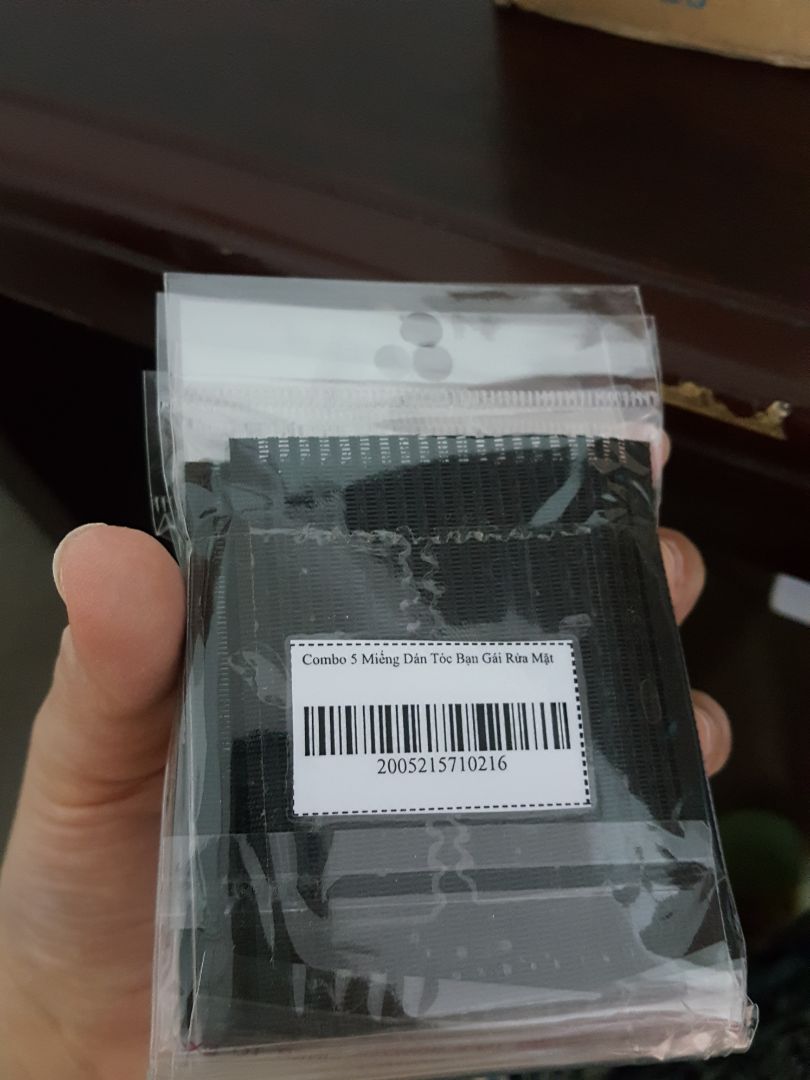 khi mua combo 5 miếng thì mình nhận được 5 gói như hình 1 và trong 1 gói sẽ có 2 miếng dán tóc màu đen. hơi thất vọng thì nó k phải là nhiều màu sắc như trên ảnh quảng cáo. nhưng vì đóng gói ổn và sản phẩm có tác dụng nên thôi k sao, chỉ trừ nhẹ 1 sao thui nhé