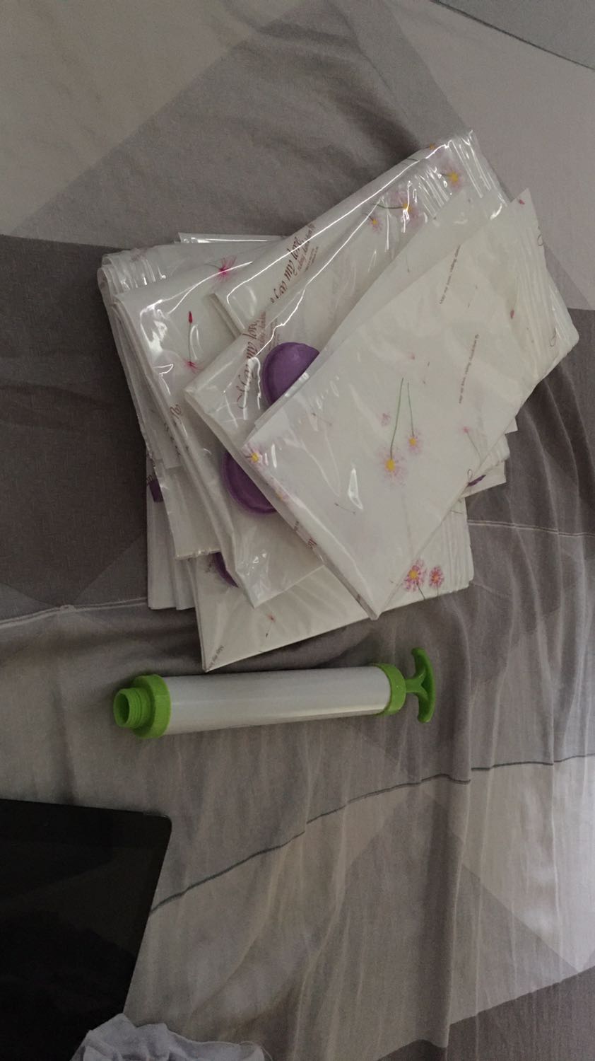 To ơn tưởng tượng rất nhiều. Nhưng mà tưởng trong này có cả mấy size nhỏ mà không có. Thử cái túi nhỏ nhất trong bộ này đựng vừa tới 3 cái chăn hè