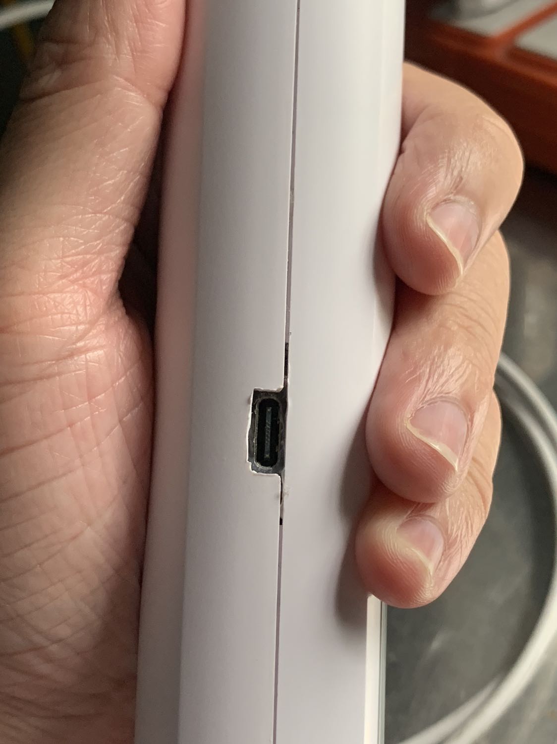 Vợt khá ok. Dùng cổng sạc Micro USB khá lỗi thời nên Ae nào biết chút về điện thì có thể mua thêm mạch sạc type C 15k về độ nữa là dùng chung sạc với điện thoại đời mới cho tiện. Tiện thể thay luôn 2 dây nguồn pin bằng dây to hơn sẽ thấy mạnh hơn kha khá, do dây của nhà sản xuất khá nhỏ.