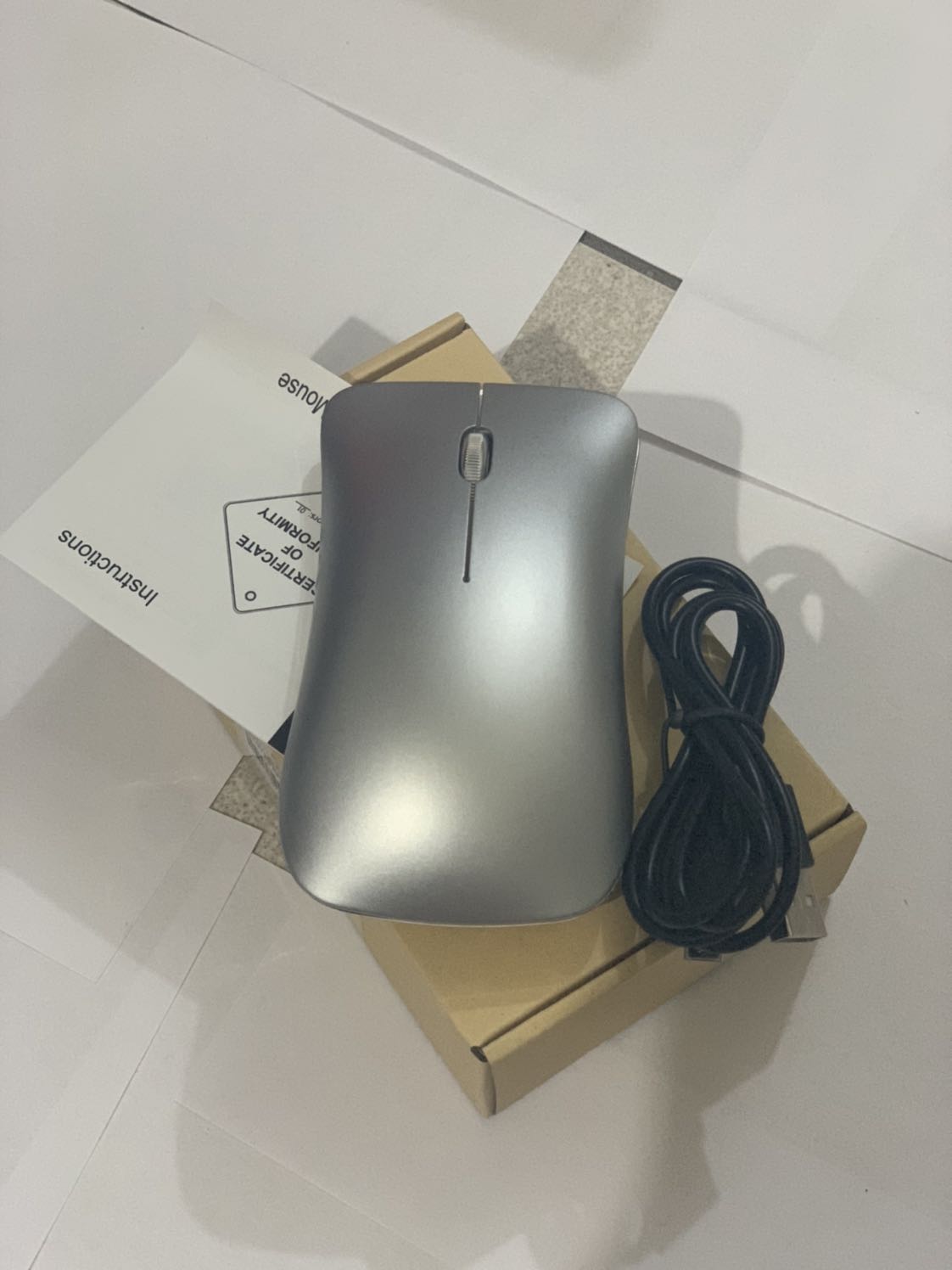 Mình mới đặt mua và nhận hàng nhanh chóng từ tiki. sản phẩm đẹp, mới, đóng gói rất cẩn thận, niêm phong đầy đủ. Tiki đóng gói chuẩn, nhân viên giao hàng rất nhiệt tình. Sản phẩm giống mô tả, không có gì phàn nàn hết. Chất lượng ban đầu mình đánh giá tốt, có pin sẵn trong chuột. Tôi rất hài lòng