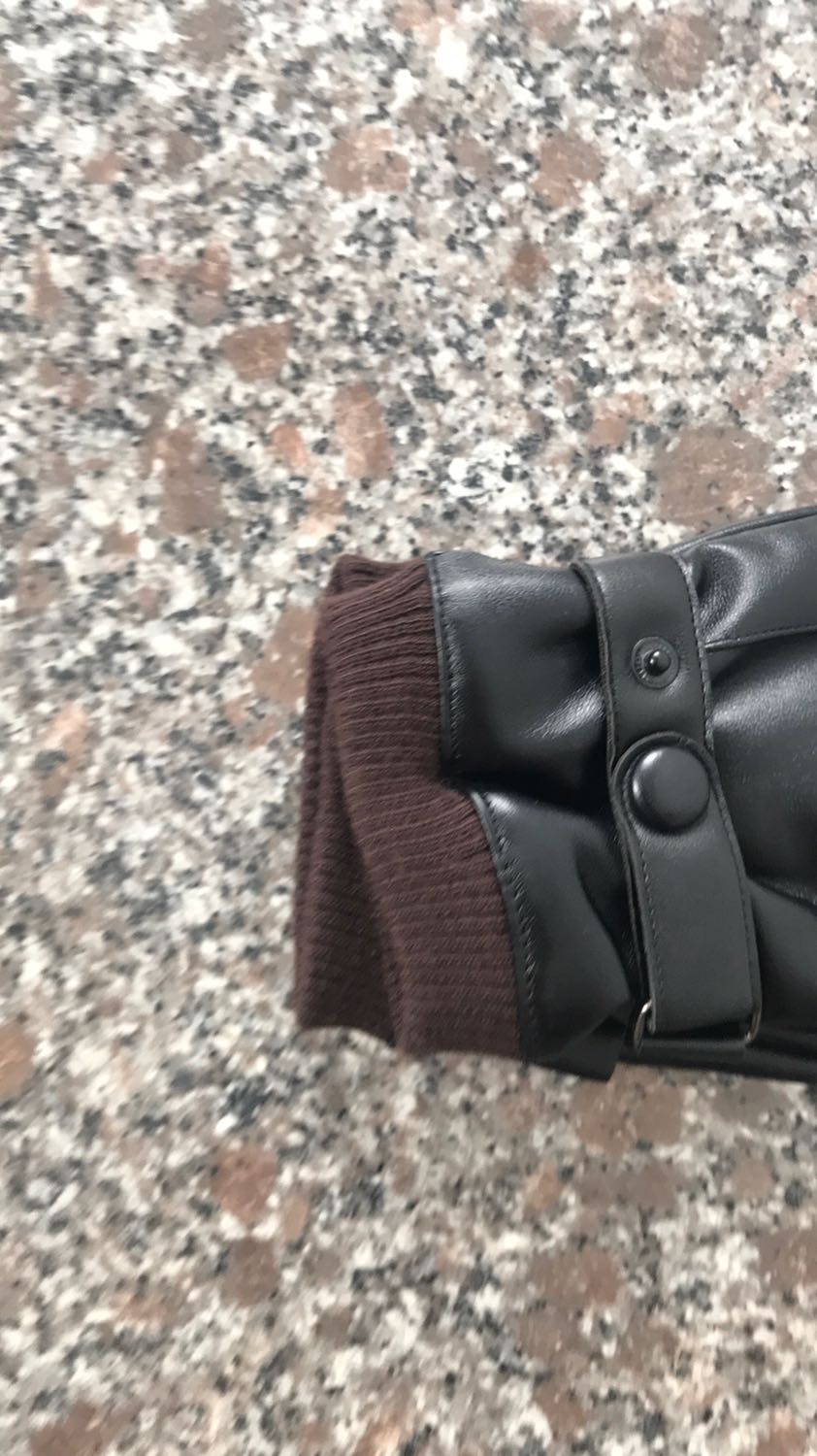 Găng tay da rất ấm áp. Lần đầu tiên mua hàng trên tiki thấy sản phẩm rất chất lượng nên viết nhận xét để mọi người tham khảo. Da rất mềm, bên trong có lớp lông ấm áp. Trời hà nội năm nay lạnh khô đeo quá là ấm luôn. Nhưng kẻ cả mưa thì cũng chỉ cần lau qua đi là ok rồi. Không lo ươt như găng tay vải. Cảm ứng điện thoại thì cứ gọi là trơn nuột. Sản phẩm tốt. Xứng đáng 5 sao.