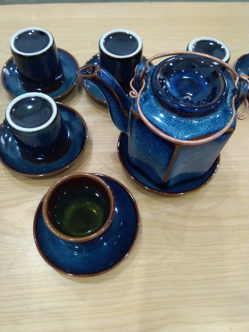Màu men đẹp, bộ cốc đĩa dầy, nắp ấm hơi mỏng, khi rót dễ dơi.
Mình hài lòng với sản phẩm