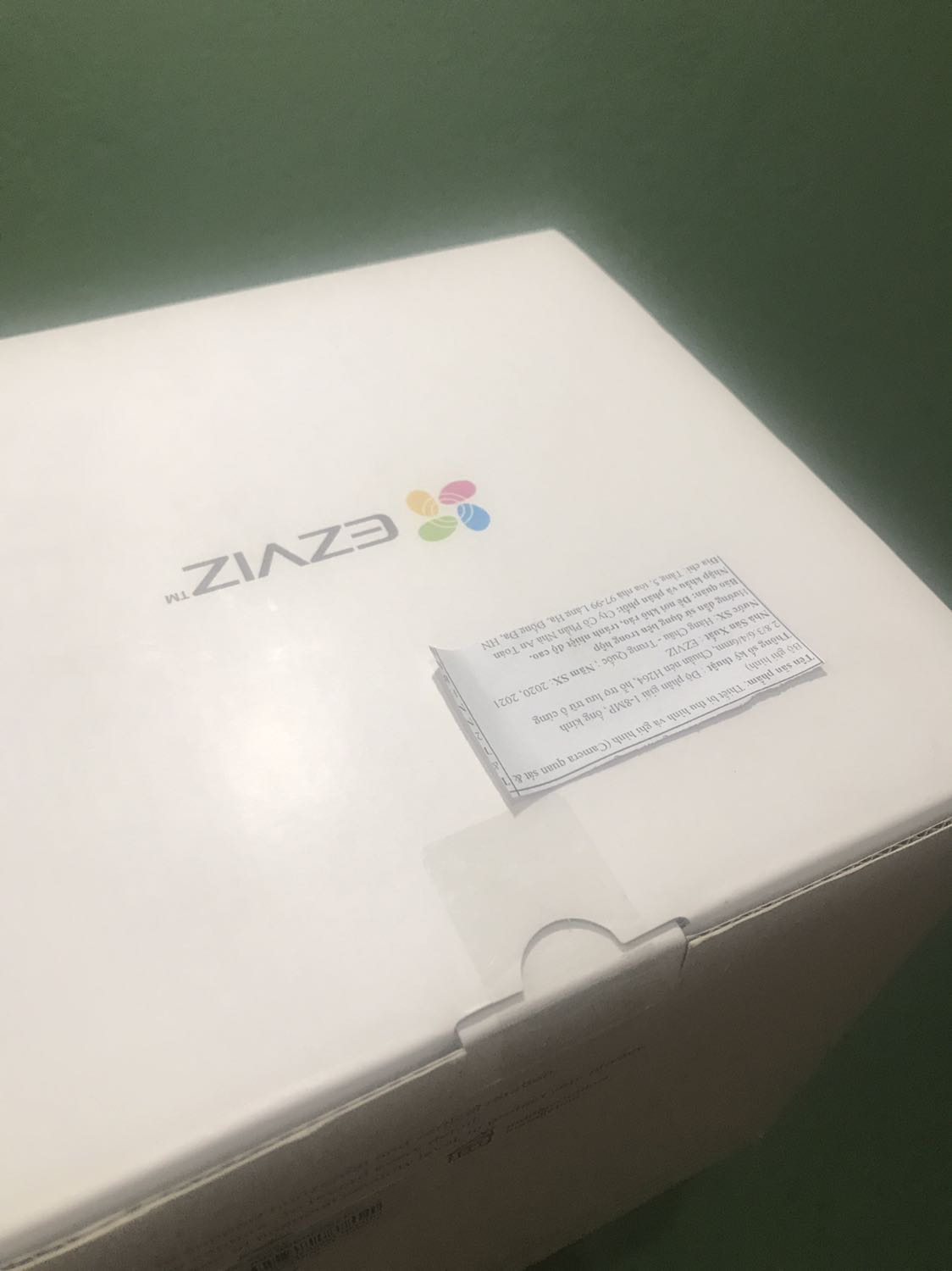 Sản phẩm giao rất nhanh, trước hẳn 1 tuần so với dự kiến. Tôi đã mua rất nhiều sản phẩm ezviz từ Tiki Trading, và 100% sản phẩm của ezviz tôi từng mua đều được đóng seal nilon cẩn thận. Tuy nhiên lần này tôi nhận được sản phẩm là hộp đã bị bóc seal, có dán băng dính lên hộp như ảnh chụp. Chưa kể quá trình vận chuyển cũng làm hộp bị móp một chút. Tôi rất tin tưởng Tiki Trading nhưng tôi cần một lời giải thích từ Tiki Trading khi giao hàng cho tôi sản phẩm mới mà không hề còn seal như vậy