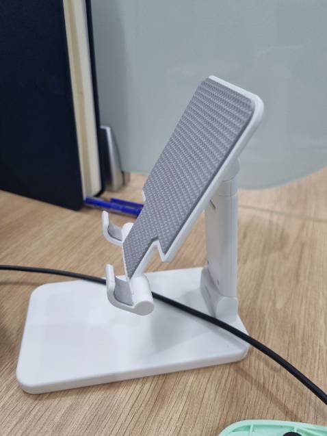 Lỏng lắm, ẻo lả, để đt màn nhỏ thì dc chứ tầm 6.4 inch đổ lên thì ko vững đau