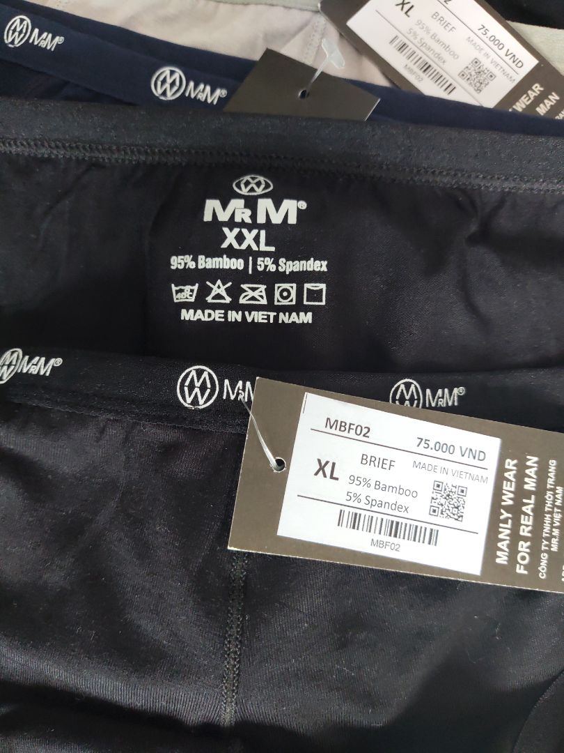 Chất vải mềm, mát, đường may tỉ mỉ, mặc khá thoải mái. Duy chỉ có sai sót về size, shop có giải thích, nhưng cũng ko ảnh hưởng gì vì mình mặc rất vừa (ko biết là size XL hay 2XL). Mình chỉ góp ý thêm chút là shop nên thêm thông tin chiều ngang quần trong phần mô tả kích thước để mn so sánh với cái mn đang mặc sẽ dễ chọn đúng size hơn Chất vải mềm, mát, đường may tỉ mỉ, mặc khá thoải mái. Duy chỉ có sai sót về size, shop có giải thích, nhưng cũng ko ảnh hưởng gì vì mình mặc rất vừa (ko biết là size XL hay 2XL). Mình chỉ góp ý thêm chút là shop nên thêm thông tin chiều ngang quần trong phần mô tả kích thước để mn so sánh với cái mn đang mặc sẽ dễ chọn đúng size hơn