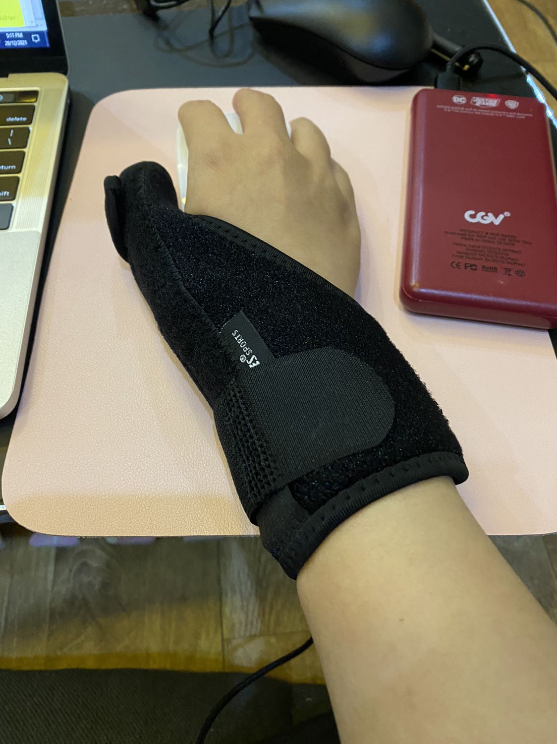 Sản phẩm tốt, giúp hạn chế vận động ngón cái và cổ tay, dùng hiệu quả để điều trị Hội chứng De Quervain, vừa đeo vẫn có thế làm việc được!