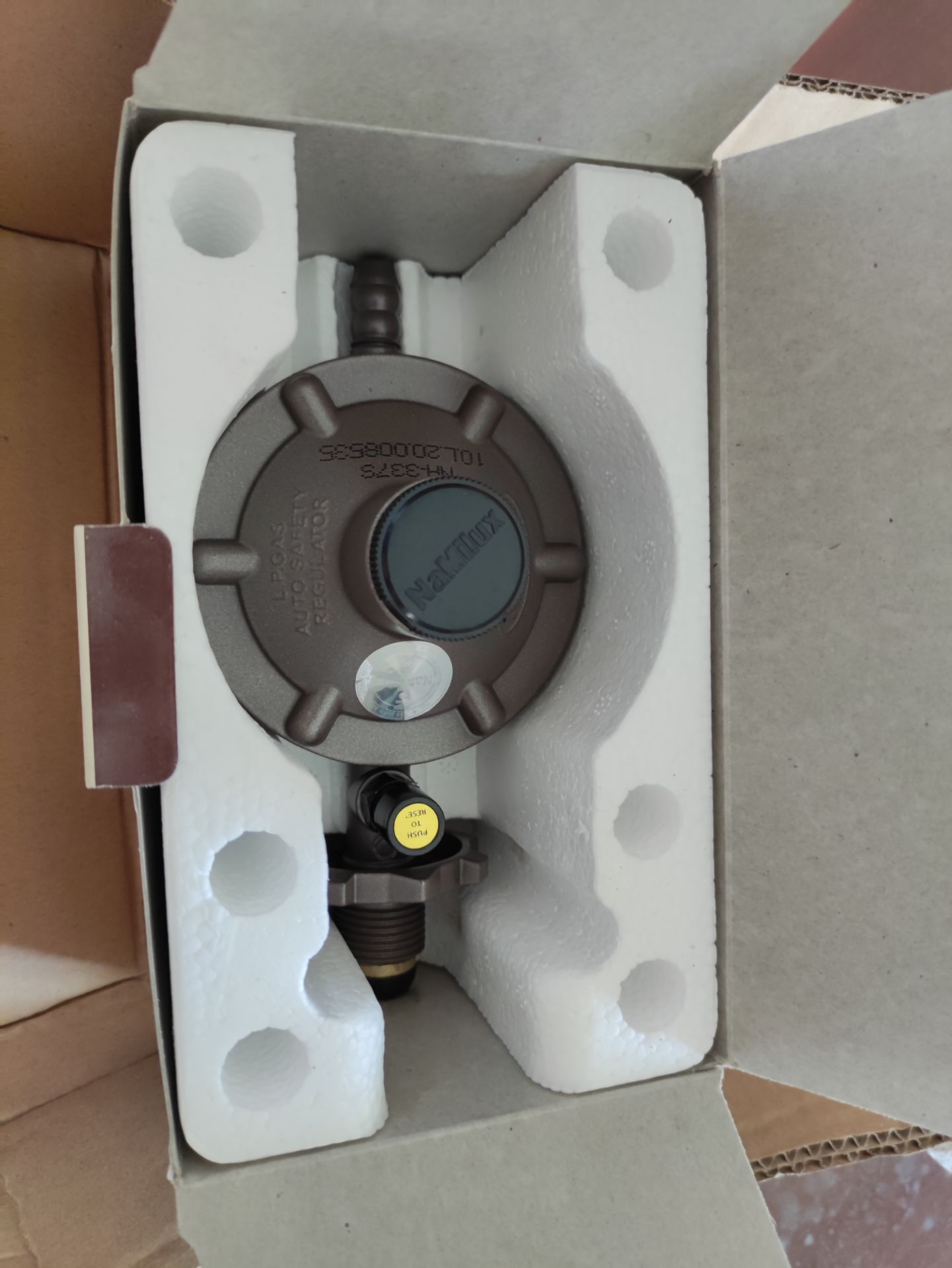 Shop giao sai hàng, không giống van trong hình, lại không tặng kèm dây dẫn gas như giới thiệu. Tôi muốn đổi hoặc trả hàng