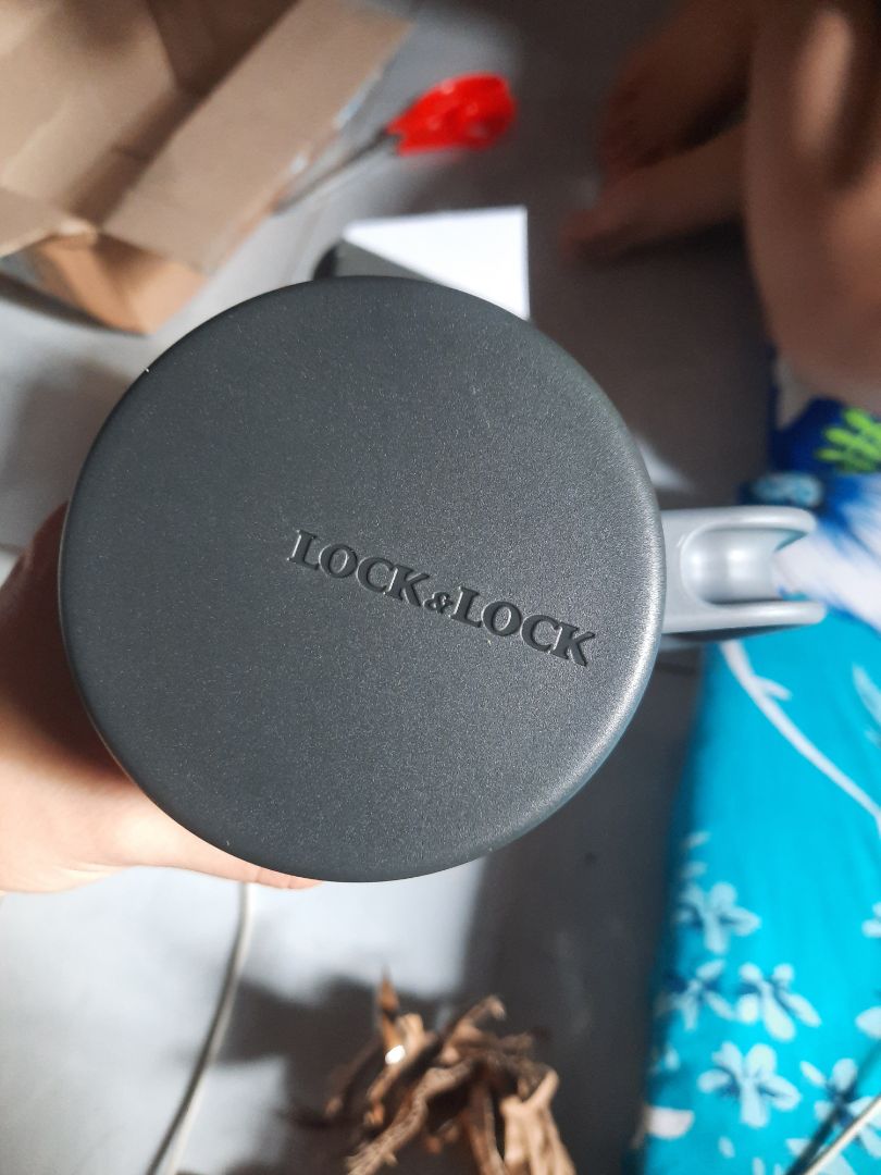 Hàng giao về bị móp 1 bên hộp. Shipper giao hàng thì thảy hộp ( cũng không mạnh lắm) xuống đất trong khi trên hộp ghi hàng dễ vỡ :) Bình oke, hơi bị mùi nhựa ám bên trong.