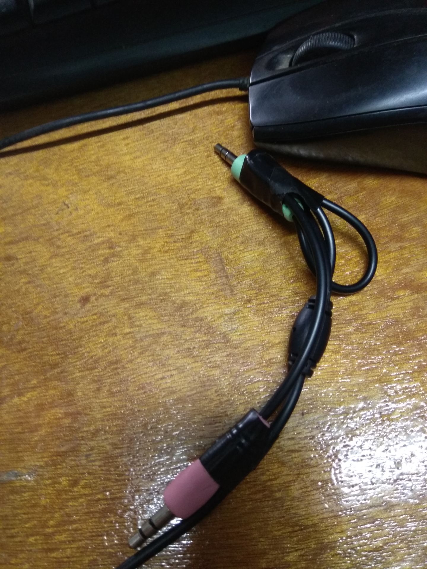 bass kém hơn cái tai nghe cũ lần trước mua 50k ở vỉa hè. nói chung ai đòi hỏi 1 chiếc tai nghe nghe nhạc hay thì ko nên mua dù biết là giá rẻ thì ko thể đòi hỏi cao hơn dc, nên mua hãng khác cùng mức giá có khi nghe còn ngon hơn chứ chưa hẳn hàng có thương hiệu chất lượng đã tốt đâu. cái trừ điểm t2 và cũng là lớn nhất là cái micro rất vô dụng vì chỉ dùng dc cho máy tính bàn có cả 2 chân 3.5 riêng biệt cho âm thanh đầu ra và đầu vào nên những thiết bị chỉ có 1 cổng 3.5 đầu ra sẽ ko sd micro dc ..