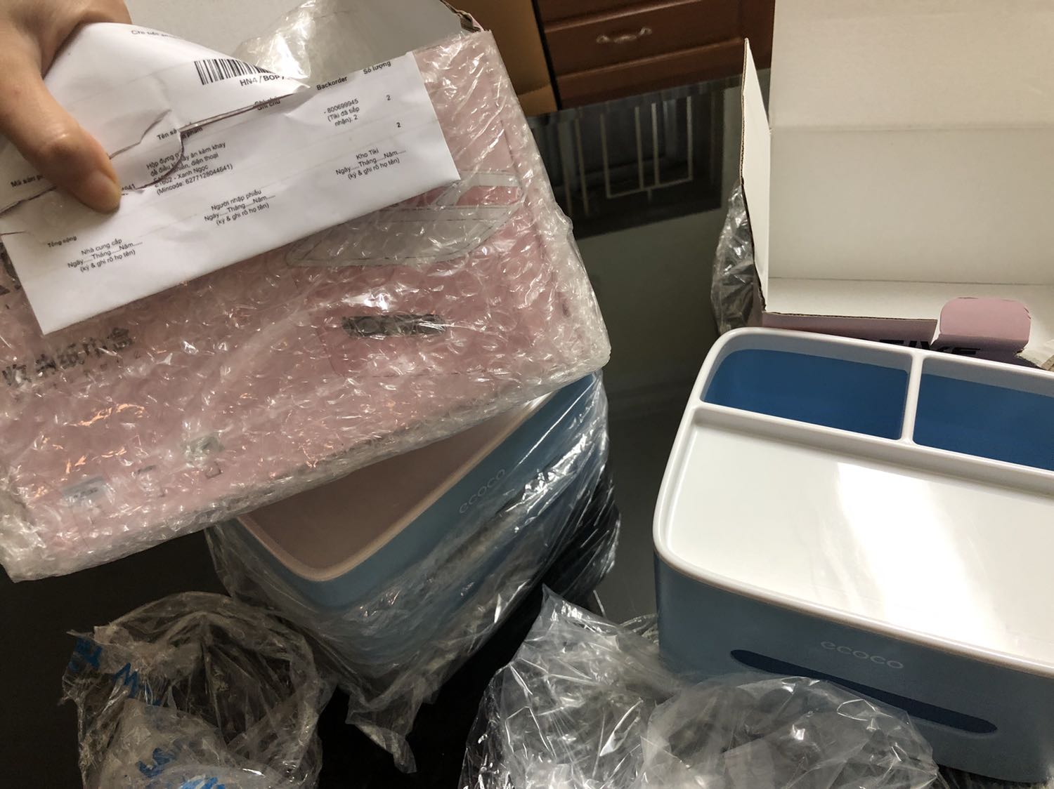 Tôi đặt mua 2 hộp màu xanh ngọc với giá 120k nhưng lại nhận 2 hộp xanh dương giá 94k

Thật sự thất vọng về cửa hàng!!!

Các bạn giải quyết cho mình như nào???