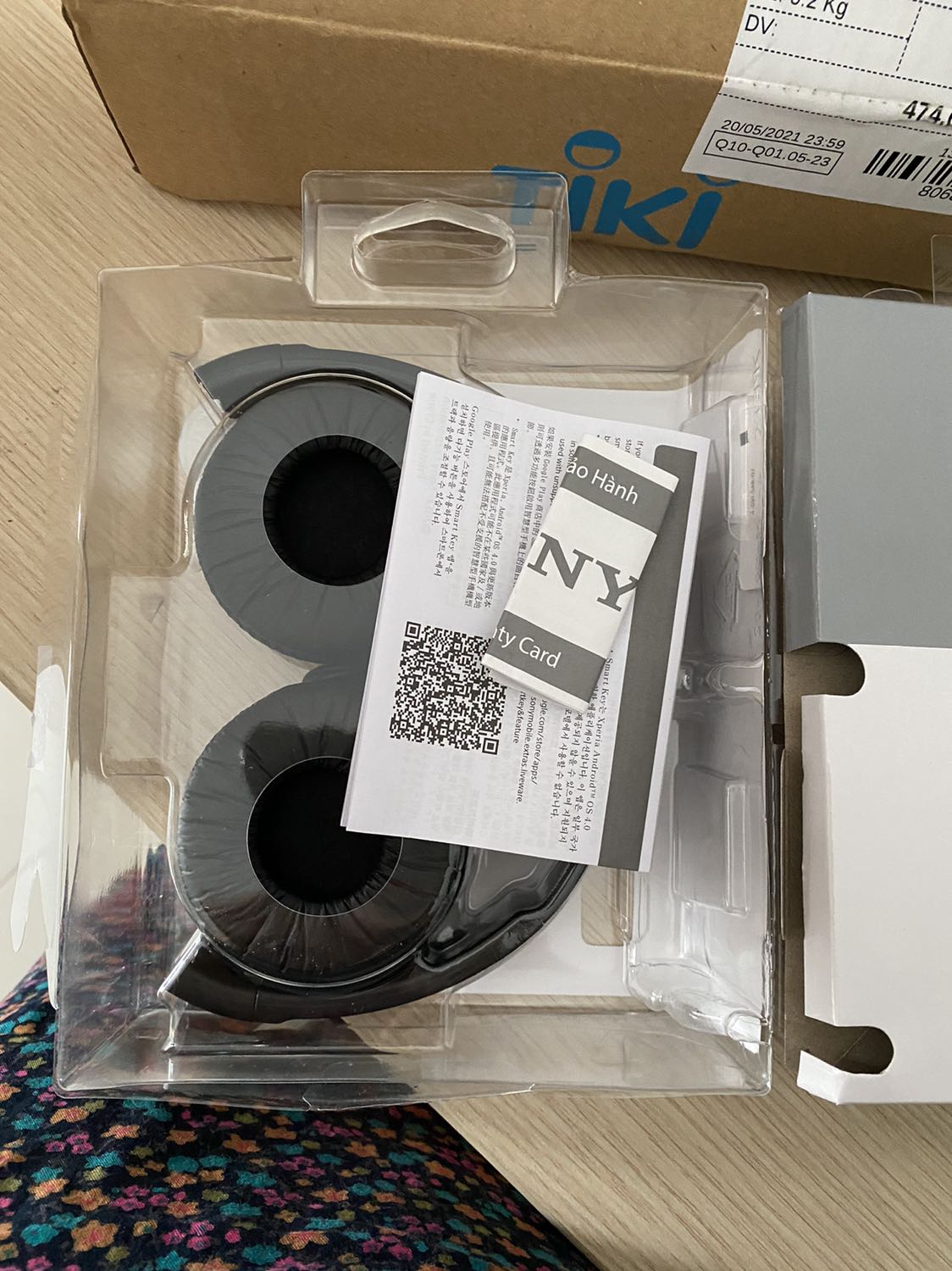 Khi mình nhận sp và trả lại Tiki bảo hành thì còn nguyên vẹn, không bị rầy xước. Đến khi mình nhận lại sp đã BH thì rầy xước như hình…mà Tiki báo với mình là sp nhận lại đã có dấu hiệu rầy xước. Trong khi hình ảnh chứng minh không rầy sước gì. Mình thấy Tiki giải quyết không đúng sự thật và ko có hình ảnh hay gì chứng mình là khi mình giao sp đã rầy. Mình thấy tiki CSKH ko tốt, ko đúng.