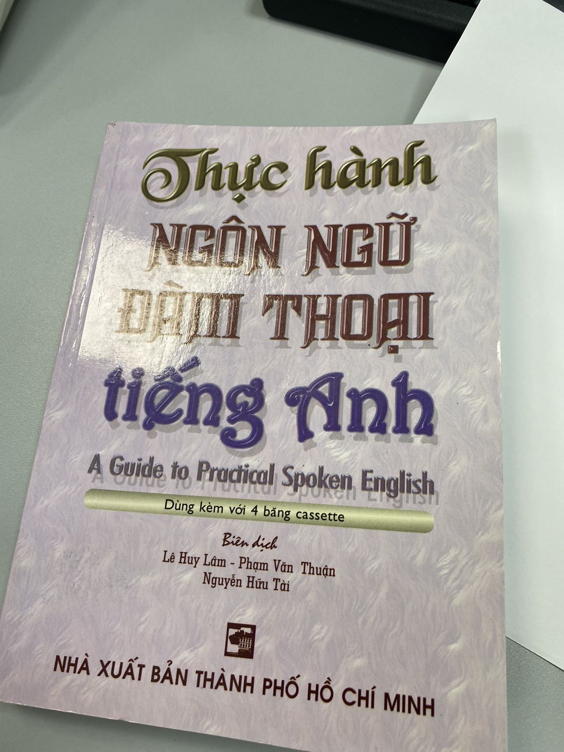 Sách nhìn ko được mới lắm, ko thấy có băng cassette hay đĩa CD hay hướng dẫn tải file nghe ở đâu, nội dung thấy cũng được, chia ra các tình huống giao tiếp
