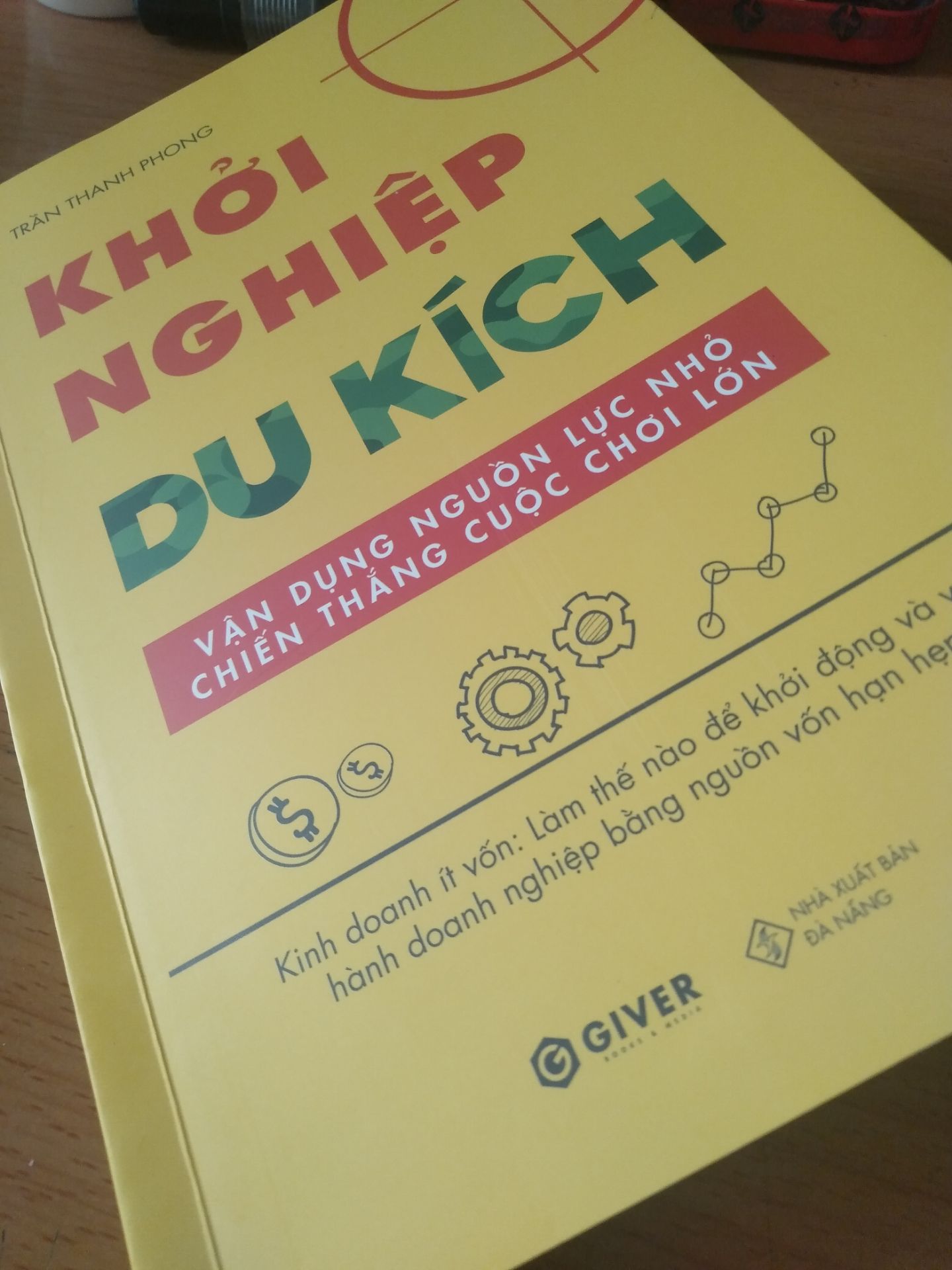 Mình vừa đọc xong quyển Khởi nghiệp bán lẻ của anh Phong, và cảm nhận ngay chương đầu là nó hay ngoài sức tưởng tượng của mình. Cách tạo lập một cửa hàng bán lẻ ra sao, săn mặt bằng thế nào, cách deal giá mặt bằng với chủ; ti tỉ những thứ liên quan đến việc sửa lại mặt bằng kinh doanh sao cho phụ hợp với mặt hàng mình bán. Cùng theo đó là các bí quyết kinh doanh thực chiến của anh. Vậy nên mình mới quyết định mua quyển sách này. Mặc dù chưa đọc hết nhưng mình vẫn muốn lên review lại để tìm hiểu sâu hơn về sự nghiệp kinh doanh của anh Phong lẫn những khóa học của anh.
Một lần nữa, xin cảm ơn anh!