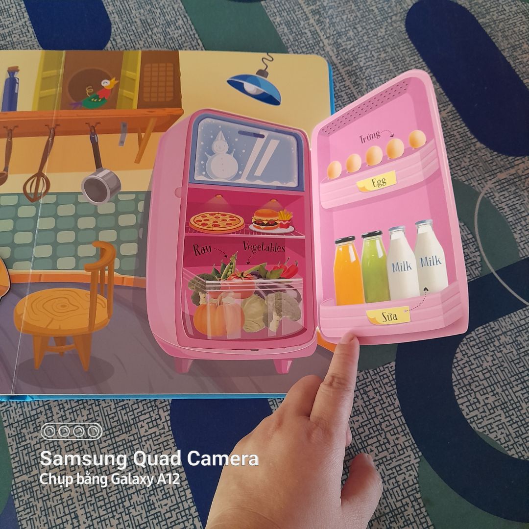 Hình ảnh và màu sắc rất đẹp, bé rất thích nhưng không có mã QR phát âm từ vựng tiếng anh nhỉ?