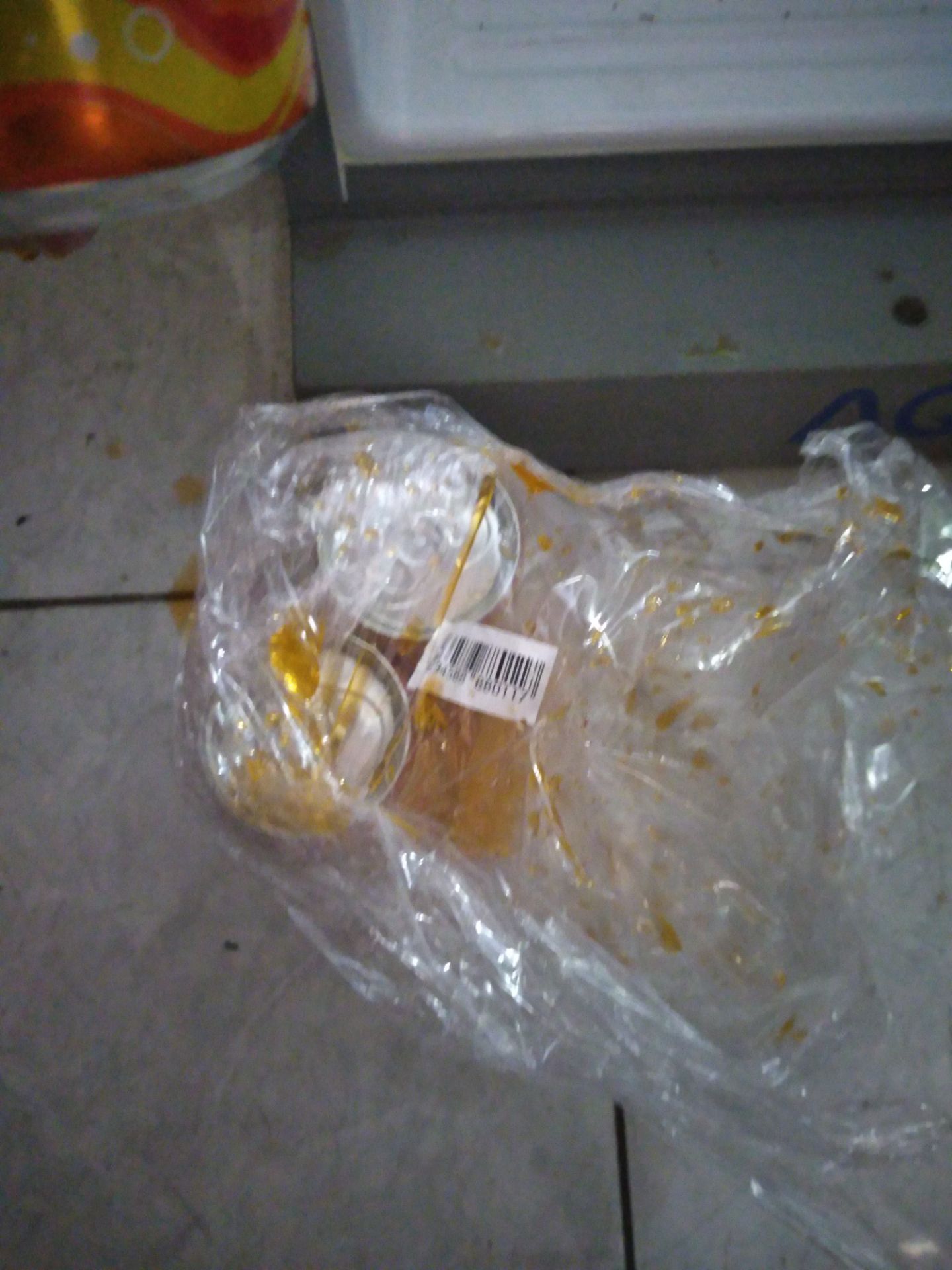 1 *** bị lủng chảy nước ra rồi. Nhà cung cấp có trừ bớt tiền 1 *** lại không?