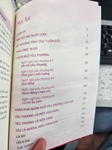 Tiki giao hàng nhanh chóng. Mình tìm mua sản phẩm này vì mong muốn hiểu hơn về các ngôn ngữ tình yêu để biết cách biểu hiện tình cảm với người yêu nhiều hơn.
Review nội dung: sách này, tác giả muốn hướng đến đối tượng là các cặp vợ chồng. Các câu chuyện trong sách thực sự hay và ý nghĩa, mang đến rất nhiều cảm giác hạnh phúc ở mỗi câu chuyện. Nếu bạn đang ở giai đoạn tán tỉnh, cần tùy biến gợi ý trong sách cho phù hợp với thực tế của các cặp đôi yêu nhau.