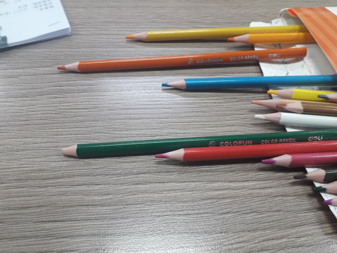 Mở gói hàng ra như vậy thì ruột bút chì bên trong còn gì để xài nữa... khi gửi hàng làm ơn có tâm 1 xíu, dùng băng keo dán 2 đầu hộp lại, thì có chuyển tới mĩ bút cũng ko nhào ra khỏi hộp... nhận hàng trong tình trạng cầm hộp trên tay mà nghe mấy cây bút chạy rổn rổn bên trong, hộp bút thì đầu *** bung ra, bút chì nằm nháo nhào.... có cây còn gãy ngòi do va chạm... làm ăn mà ko có tâm xíu nào cả..