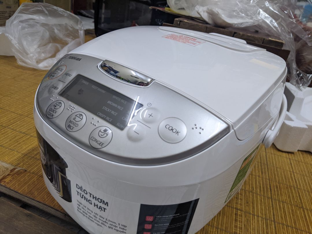 Tiki giao hàng nhanh, đặt tối qua thì sáng nay nhận được. lúc xem hàng thù thấy made in china chứ k phải made in Thailand, nhưng nhập mã máy để bảo hành thì đúng hàng chuẩn hãng nên cũng yên tâm hơn. tối nay nấu thử xem chất lượng nồi ra sao. còn cảm nhận là các nắp nồi, nút bấm khá chắc chắn, mẫu mã đẹp. Tiki giao hàng nhanh, đặt tối qua thì sáng nay nhận được. lúc xem hàng thù thấy made in china chứ k phải made in Thailand, nhưng nhập mã máy để bảo hành thì đúng hàng chuẩn hãng nên cũng yên tâm hơn. tối nay nấu thử xem chất lượng nồi ra sao. còn cảm nhận là các nắp nồi, nút bấm khá chắc chắn, mẫu mã đẹp.