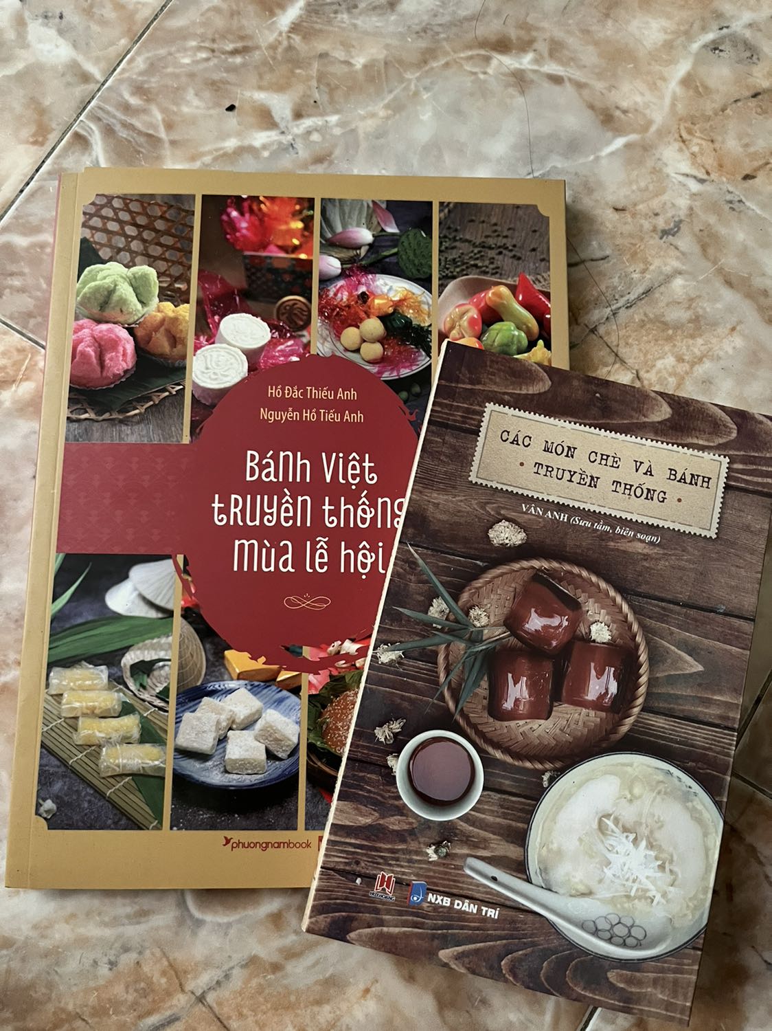 Sách dạy các món bánh truyền thống không còn phổ biến thời nay. Nhưng mà công thức khá ngắn, phải chi chi tiết hơn, nhiều hình ảnh hơn thì sẽ tuyệt Sách dạy các món bánh truyền thống không còn phổ biến thời nay. Nhưng mà công thức khá ngắn, phải chi chi tiết hơn, nhiều hình ảnh hơn thì sẽ tuyệt