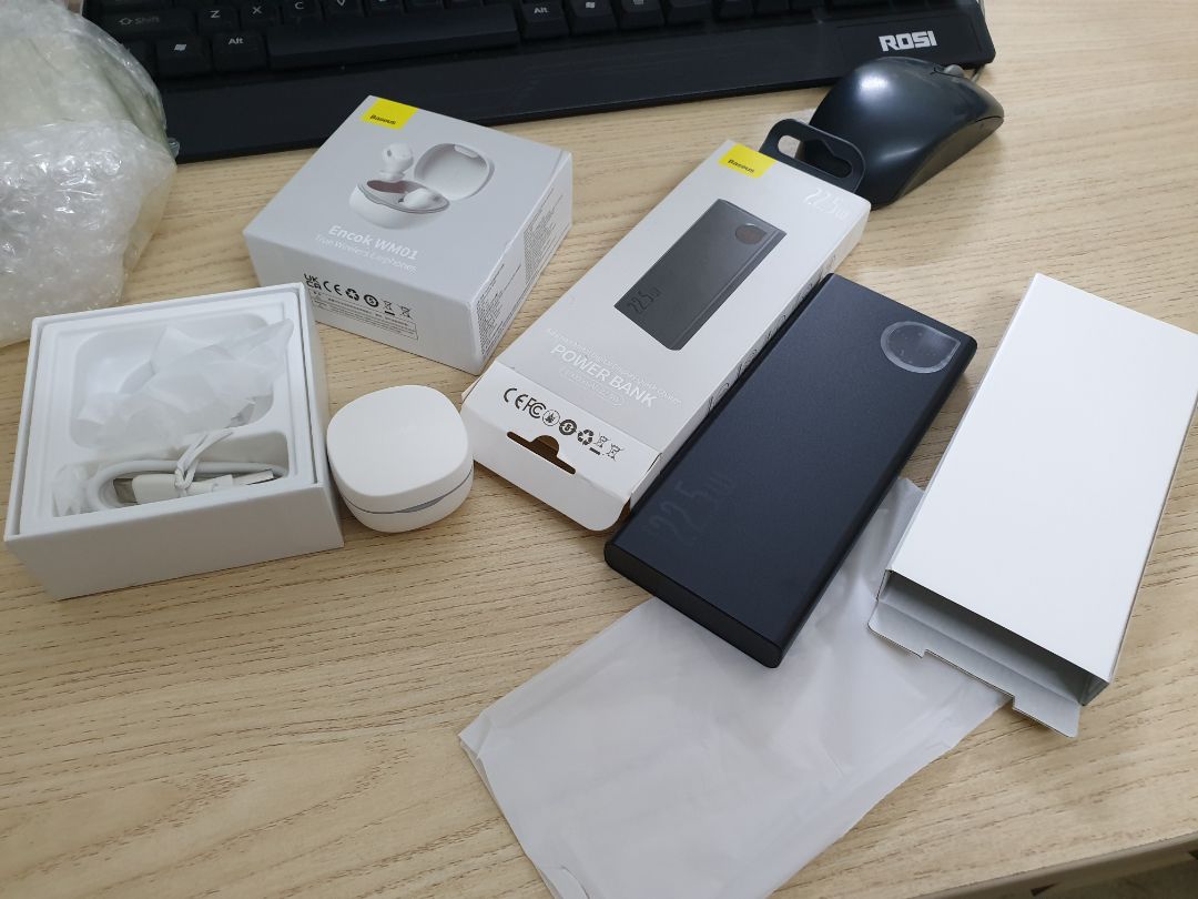 Hàng chắc chắn, nặng,thiết kế đẹp. Nhưng có vẻ tem bảo hành đã bị bóc ra và sản phẩm đã bị khui hộp. Không dán tem Bảo hành sản phẩm