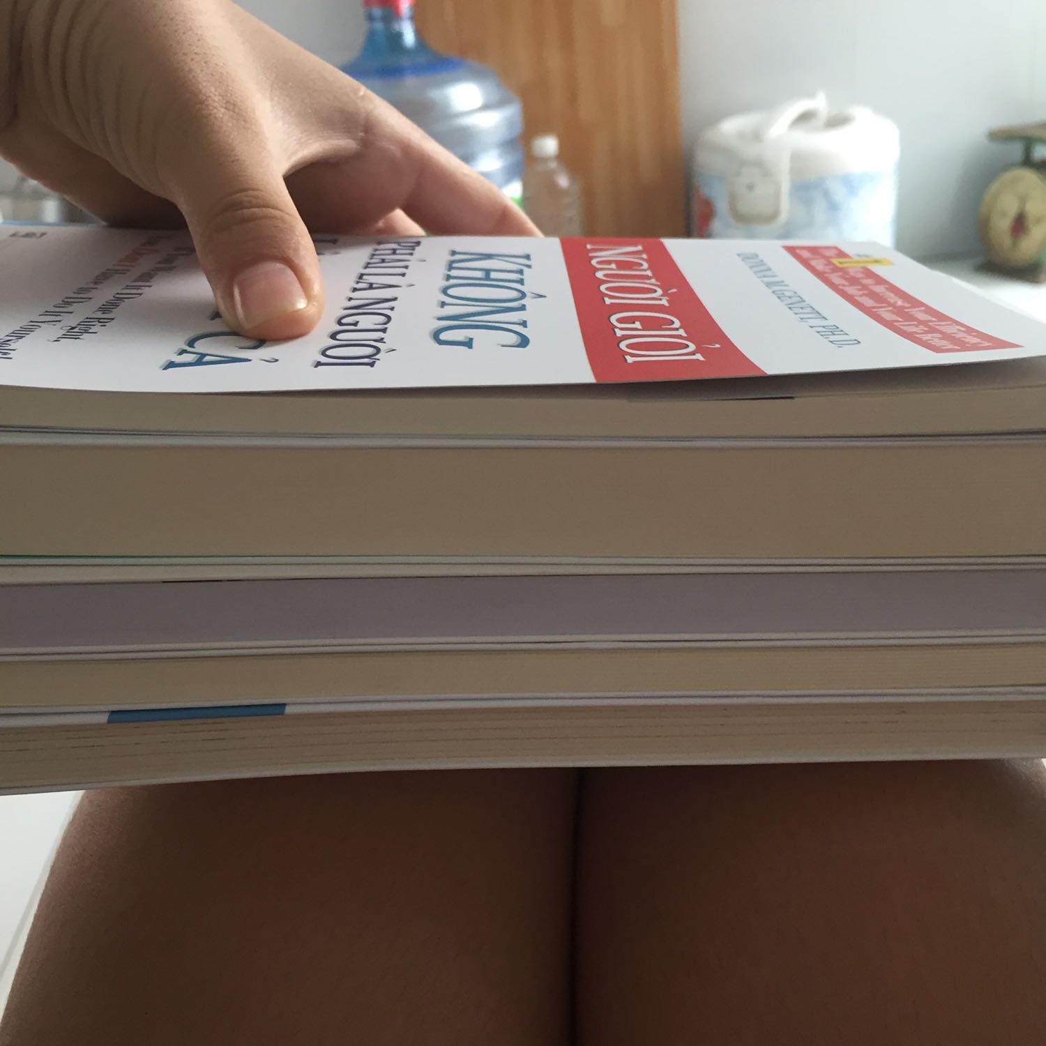 Dạo Tiki thấy sale rẻ quá nên gom hàng :)) giao hàng đúng hẹn, sách được đóng gói cẩn thận, có 3 cuốn được bọc giấy kính nữa ^^