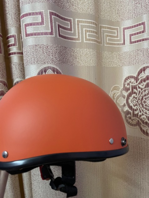 Giao đúng màu cam nhám, có tặng thêm sticker để dán nhưng mình cho e trai nghịch rồi nên không có ảnh kèm, nên mua thêm kính phụ kiện sẽ đẹp hơn