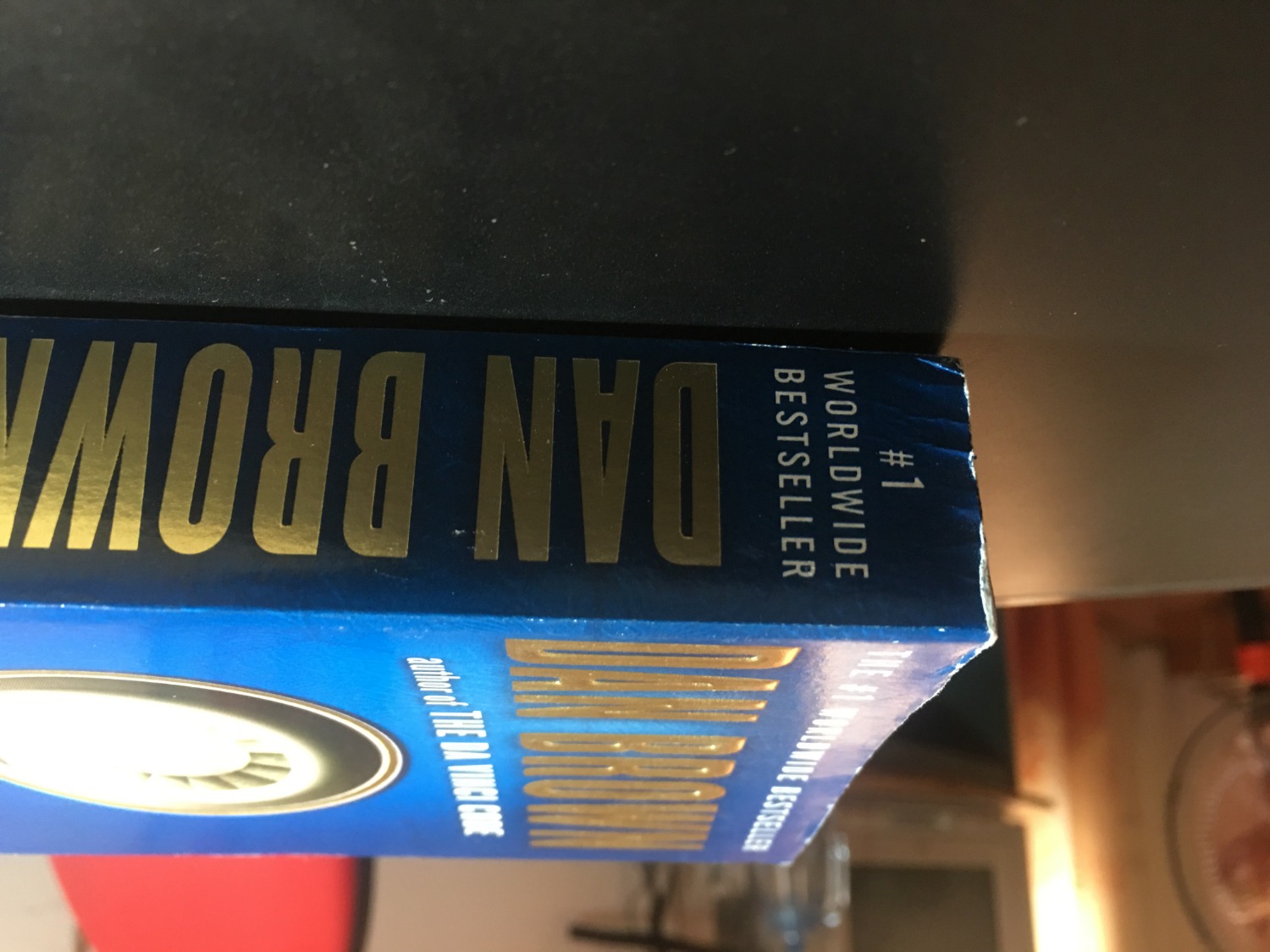 Gáy sách bị sờn và một số chữ ở bìa hơi bị sướt (như hình gửi) nên nhìn ko được mới lắm. Lý do theo mình là do Tiki cho sách vào hộp to quá nên khi vận chuyển sách bị va vào hộp. Mình góp ý với Tiki là nên gói (bọc sách lại) trước khi cho vào hộp thì sẽ bảo quản tốt hơn khi vận chuyển.