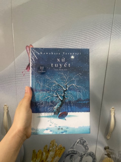 Sách được bọc seal, BÌA CỨNG thiết kế đẹp mắt, chưa đầy 200 trang. 
   Nội dung kể về anh chàng Shimamura người Tokyo đã có vợ con, anh đến vùng núi tuyết xa lạ vào mùa đông để du lịch và tìm gặp cô geisha trẻ tuổi Komato, người từng sống ở Tokyo, từ đây xuyên suốt là câu chuyện xoay quanh hai nhân vật này. 
   Lối văn miêu tả sinh động và tuyệt mĩ vẻ đẹp của thiên nhiên Nhật Bản và các giá trị truyền thống về âm nhạc, trang phục, văn hoá,… được lồng ghép một cách tinh tế. 
   Đối với cá nhân mình thấy dù là tác phẩm đạt giải Nobel văn học đầu tiên của Nhật nhưng nội dung mình thấy khá ghét nam nhân vật chính - kiểu ngoại tình công khai được phụ nữ chấp nhận và xem như chuyện tất yếu.  
   Sách đọc hơi chán, mất tận 4 ngày để ráng lết đọc cho hết, nội dung không có gì kịch tính và hấp dẫn, kiểu cứ nhàn nhàn, ai thư thả thì đọc nhấm nháp vẻ đẹp thiên nhiên qua lời văn của tác giả, mình chịu không hợp kiểu này!