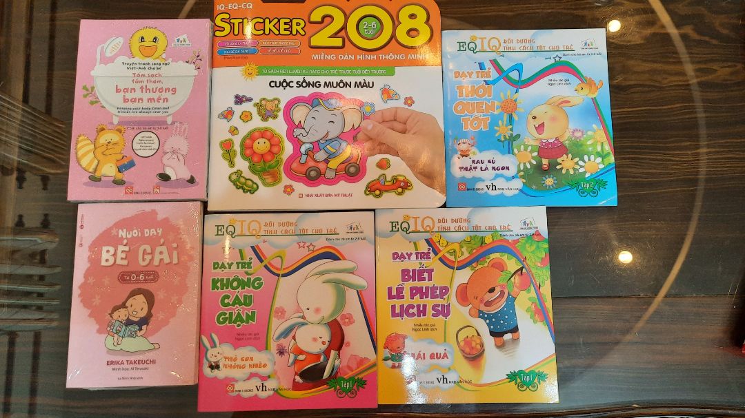 fahasa đóng gói cực kì đẹp, rất kỹ, giá ưu đãi tốt và có thêm lót chống sốc cực tốt. sản phẩm nhận được rất đẹp, k móp méo, sách k bị cong, gãy mép, bên cạnh đó từng quyền sách còn được bọc nilon chống bẩn. sách in đẹp, hình vẽ đẹp, k lỗi và nội dung dễ hiểu, ngắn gọn. Mình sẽ tiếp tục ủng hộ fahasa!