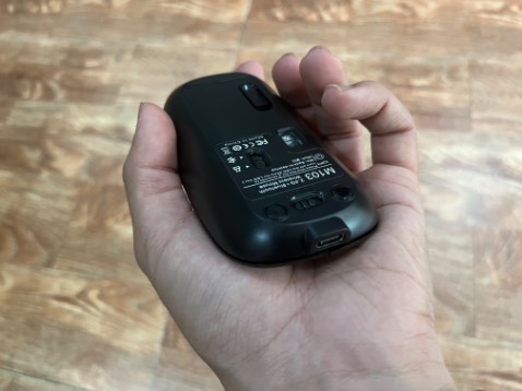 Sản phẩm có kiểu dáng đẹp, mảnh, gọn… Di chuột rất êm, mượt và điện dùng khá trâu… Thật sự cảm thấy rất ưng ý vì sau gần 10 ngày sử dụng mà vẫn chưa hết điện - đúng như shop quảng cáo. Có lẽ do laptop của mình dỏm nên vẫn chưa kết nối được với chuột qua dạng bluetooth, nhưng thôi, sẽ mò sau. 
Rất sẵn lòng ủng hộ shop cho đợt khuyến mãi tương tự…