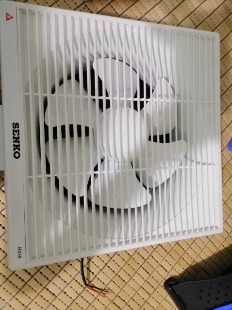 Quạt to chạy êm, lắp vô phòng thấy mát hẳn. Mình đặt quạt mẫu 250 này hơi to so với phòng nhưng thấy chạy ko ồn lắm. Vote 5 sao cho sản phẩm