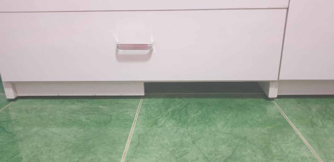 chất lượng tủ chưa tốt, ráp tủ như thế nào mà lại thiếu một mảnh ở góc dưới. ác ron tủ như muốn tróc. Tay nắm hộc kéo dính keo.