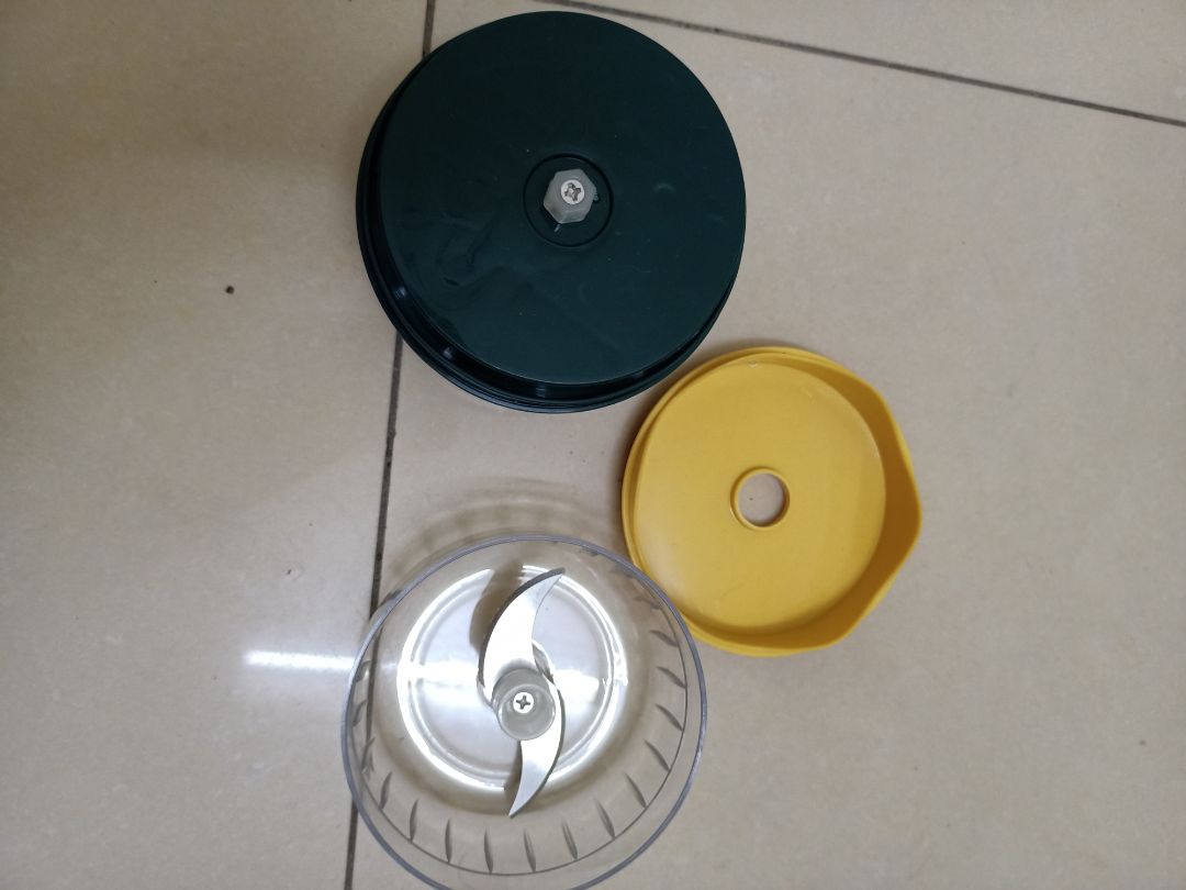 nghiền đồ siêu đã! bén lắm luôn nên cẩn thận đứt tay nha mọi người! nhấn 2 nhấn độ 5s là mấy đồ tỏi ớt cay mắt nhỏ lun nha. không cần lắp chặt, chỉ khớp nhau là dùng được nè. biết cái này sớm hơn thì mình đã mua từ lâu lắm rồi á