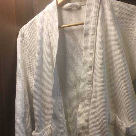 Nhân hang nhanh chóng  chất liêu rất tốt a. Lên phom đep  mêm va mát . Xứng đáng 5 sao