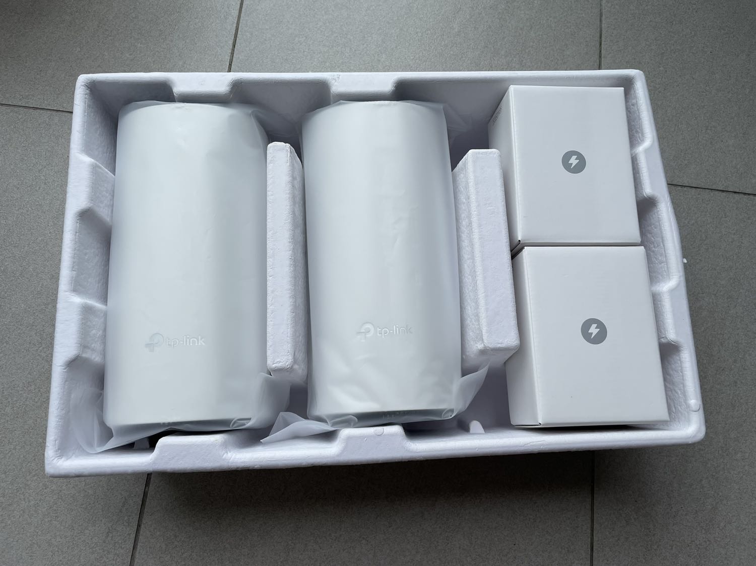 Nhà mình 1 phòng khách, 2 phòng ngủ, có nhiều tường bê tông chịu lực, nhưng chỉ mua dòng E 2 pack mà xài sóng sánh căng đét.
Quá ưng