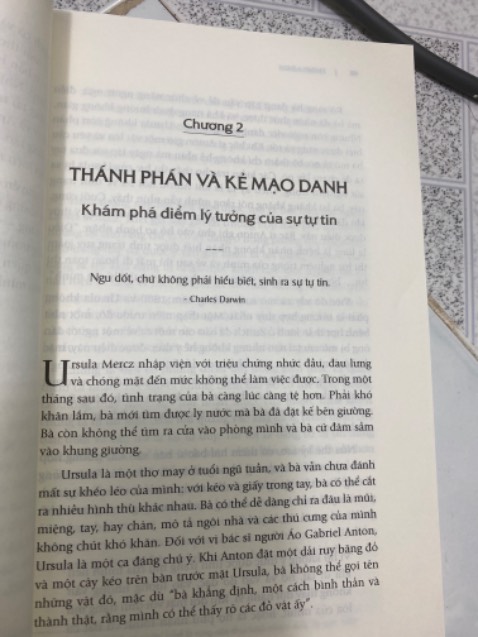 Đang đọc đến gần hết chương 1 thì tôi phải viết bình luận này ngay.
- Hành văn đơn giản, chi tiết, nhiều ví dụ thực tế nên người đọc dễ dàng hiểu được thông điệp muốn truyền đạt.
- Ngôn từ thẳng thắng. Với mình thì những từ tác giả dùng đủ mạnh như cái tát để cảnh tĩnh những người đang theo lối mòn tư duy.
- Trong bài tác giả đã đề cập rất nhiều hội chứng tâm lý và giải thích rõ những khái niệm này.
- Phần chú thích cũng là điểm cộng lớn cho cuốn sách này.