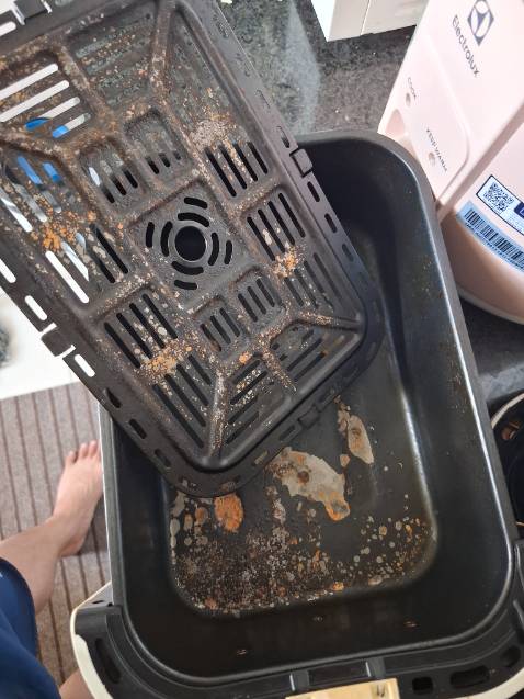 Lồng nồi rất tệ, xài cỡ nửa năm là lớp chống dính bong ra như sơn trên tường vậy, bong từng mảng bóc tay ra được luôn, mình ko dám xài nữa để vài tuần tìm cách xử lí thì nay lôi ra lại rỉ sét hết luôn. Nhà mình chưa bao giờ dùng cước kim loại để chà nồi chống dính. Yêu cầu được hoàn tiền hay bảo hành.